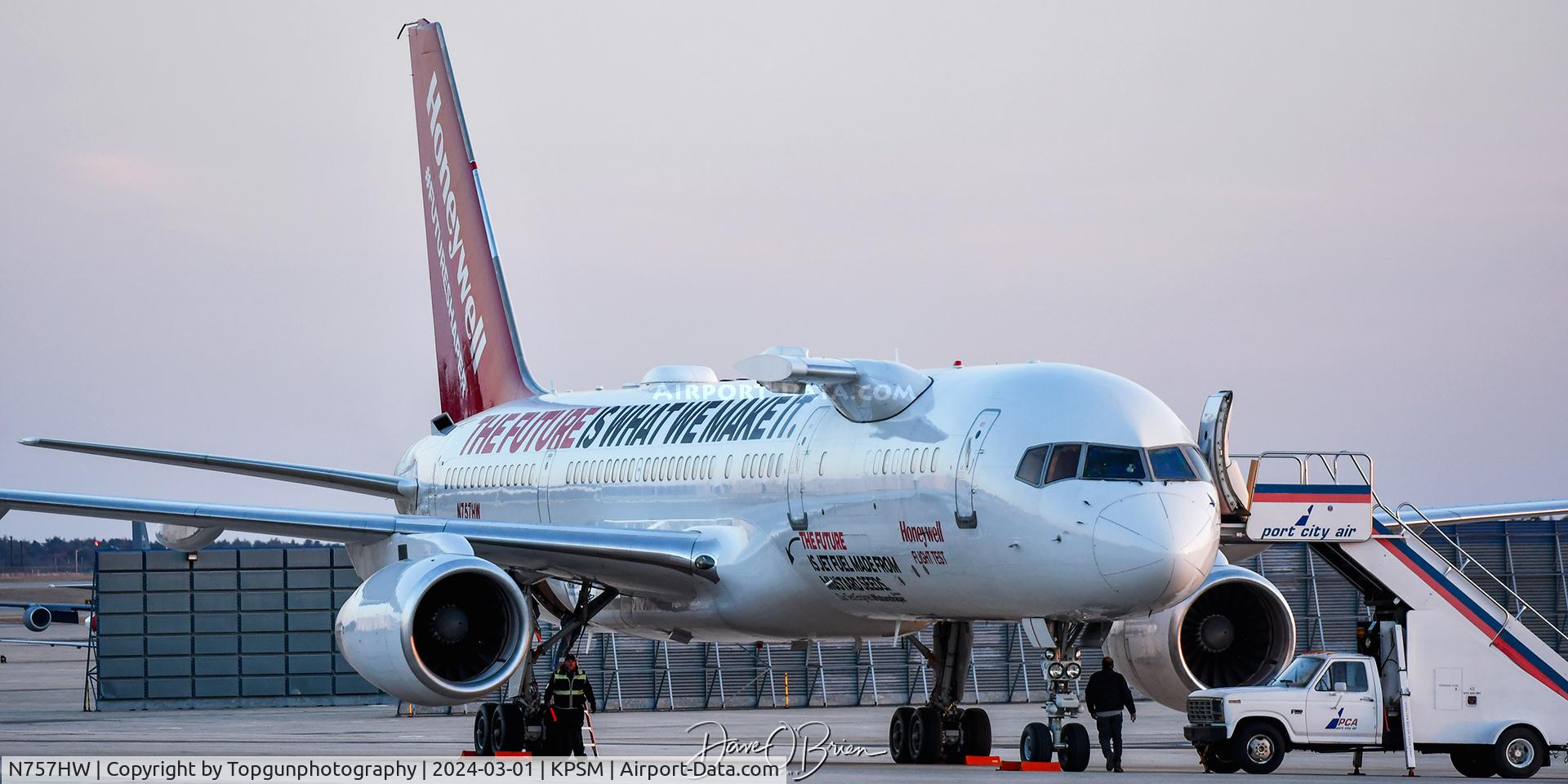 N757HW, 1982 Boeing 757-225 C/N 22194, Honeywell test bed shuts down for the night