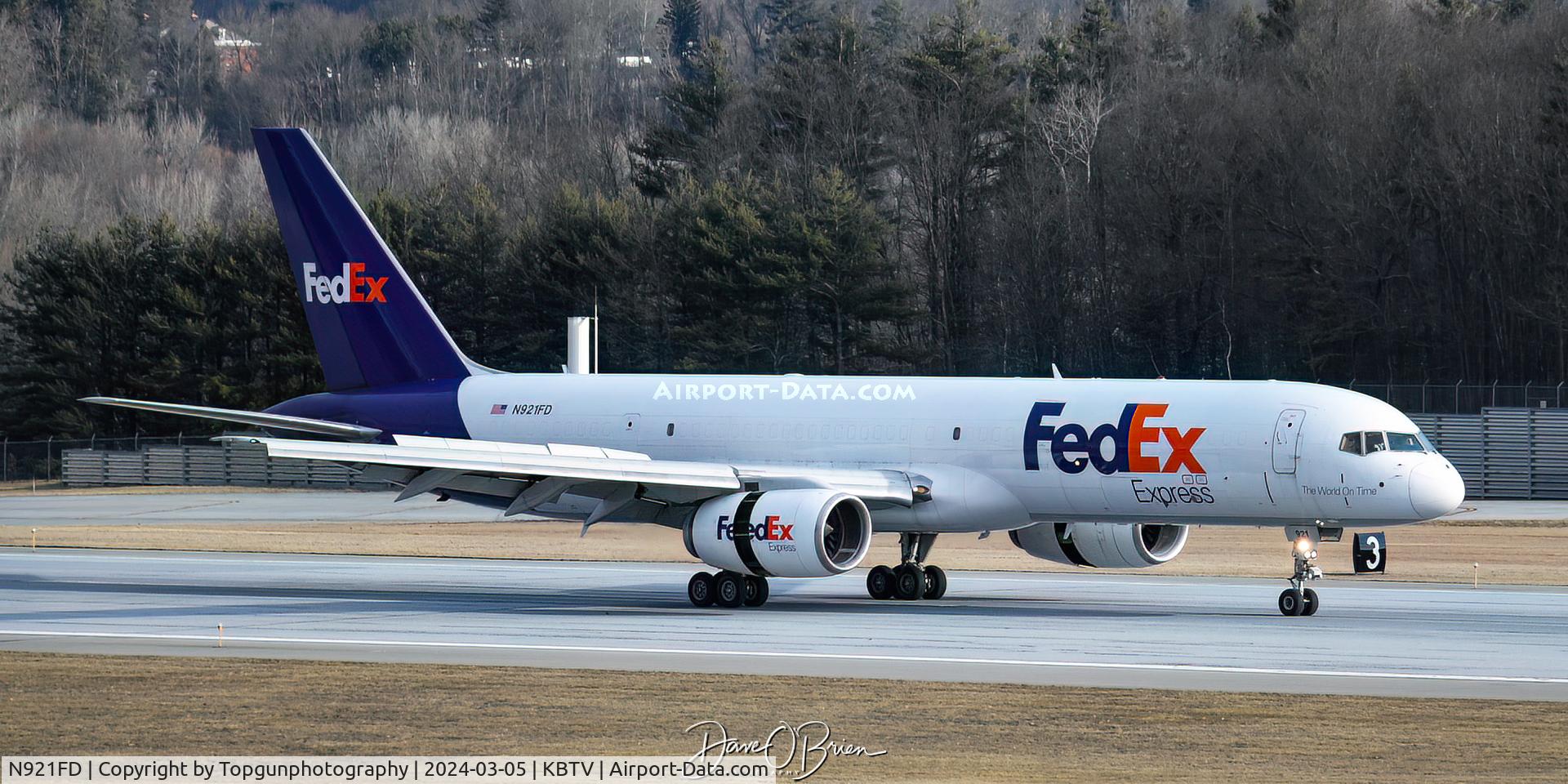 N921FD, 1991 Boeing 757-23A C/N 24924, Fed Ex arriving into Burlington