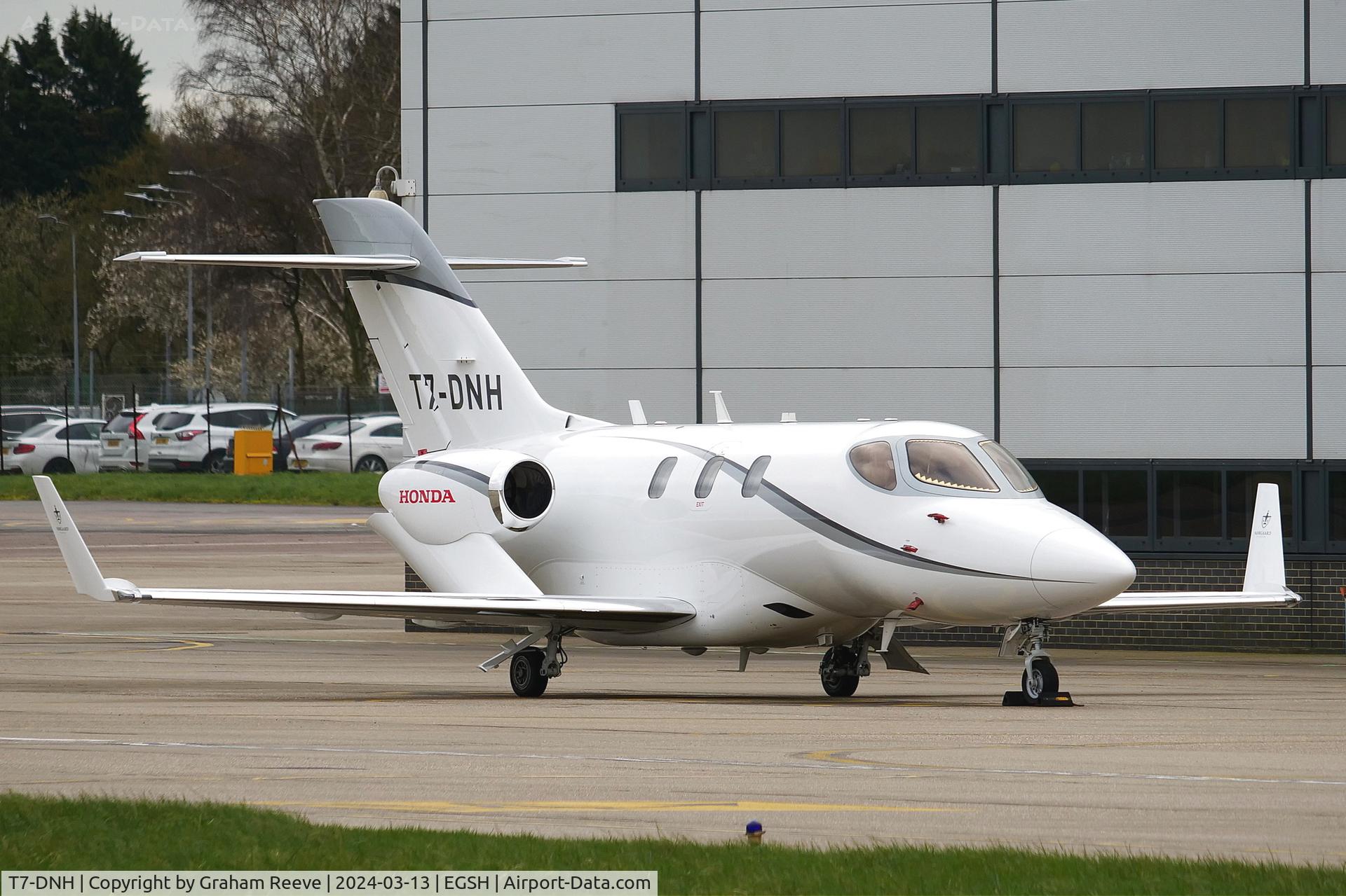 T7-DNH, 2018 Honda HA-420 HondaJet C/N 42000112, Parked at Norwich.