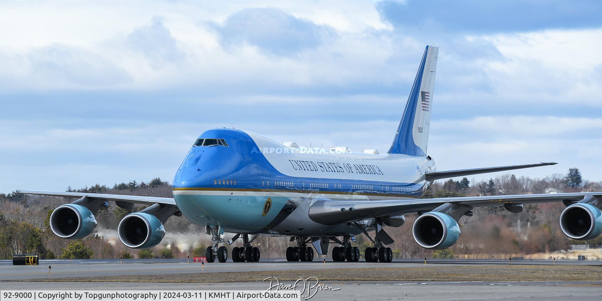 92-9000, 1987 Boeing VC-25A (747-2G4B) C/N 23825, AF1 taxiing up to the ramp