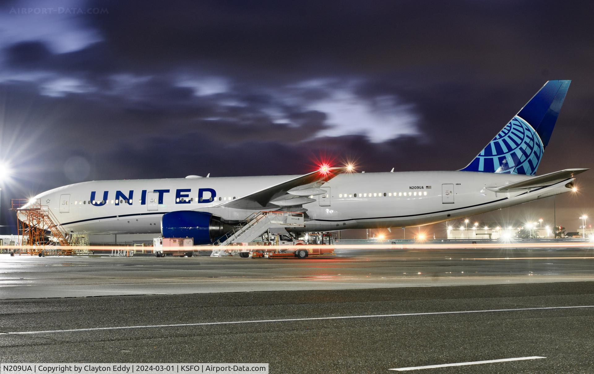 N209UA, 1999 Boeing 777-222 C/N 30215, SFO 2024.