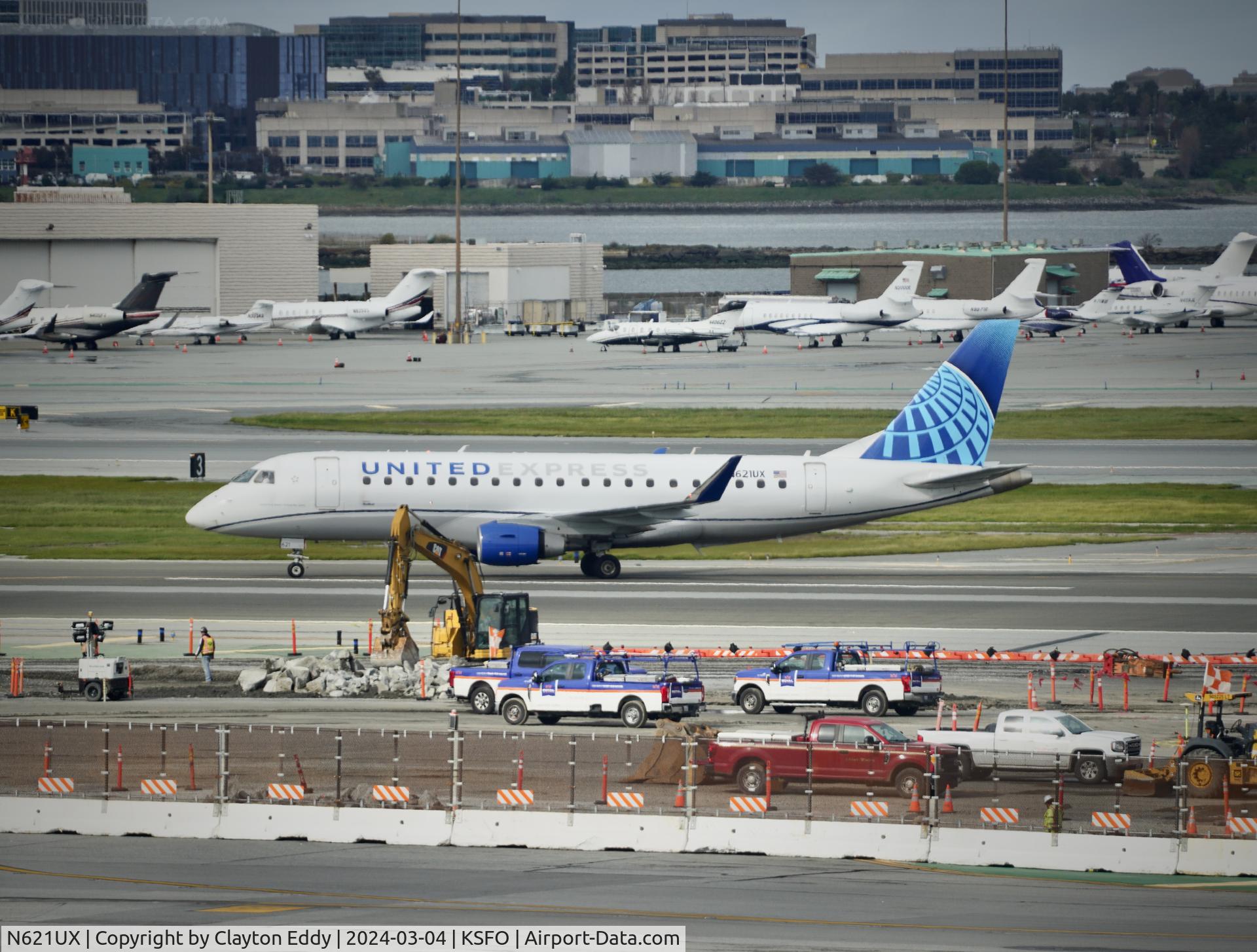 N621UX, 2019 Embraer 175LR (ERJ-170-200LR) C/N 17000825, SFO 2024.