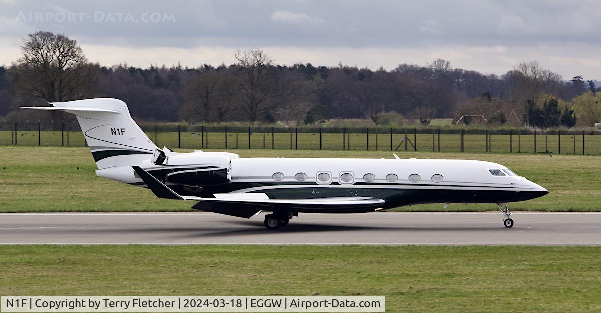 CS-REU, 2017 Bombardier Global 6000 C/N 9823, At Luton Airport
