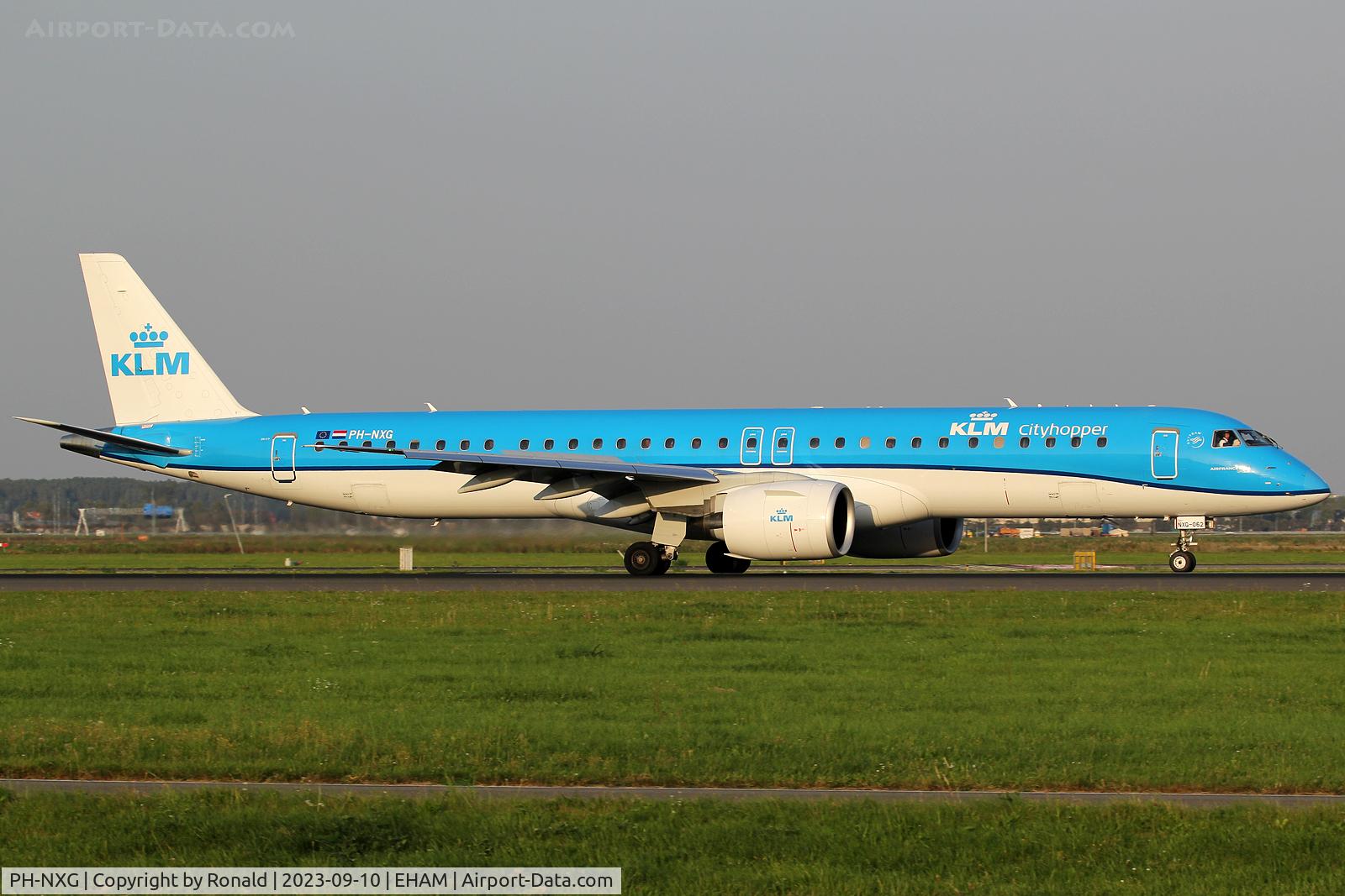 PH-NXG, 2021 Embraer E195-E2 (ERJ-190-400STD) C/N 19020062, at spl