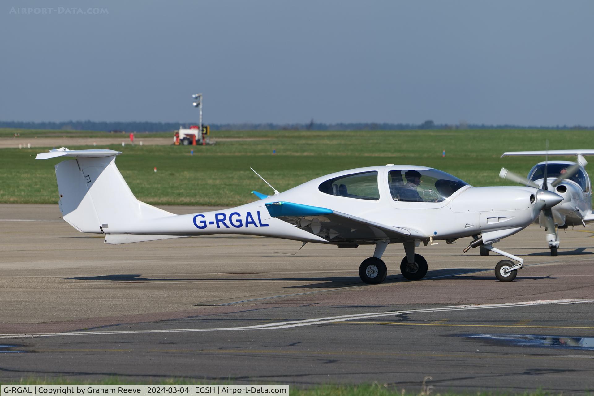 G-RGAL, 2007 Diamond DA-40D Diamond Star Diamond Star C/N D4.283, Departing from Norwich.