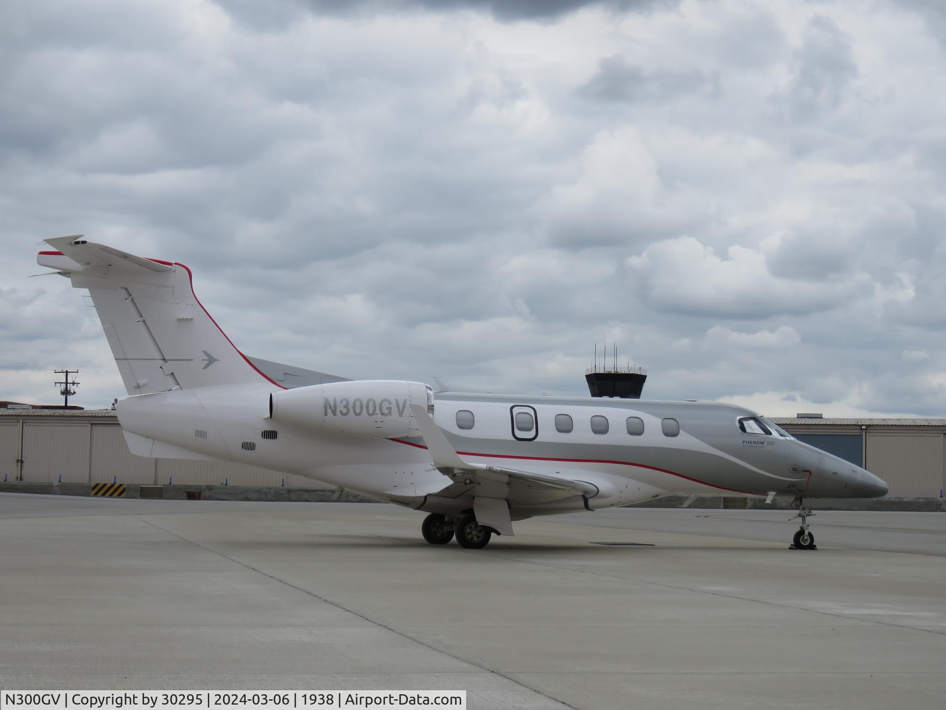 N300GV, 2012 Embraer EMB-505 Phenom 300 C/N 50500104, Parked