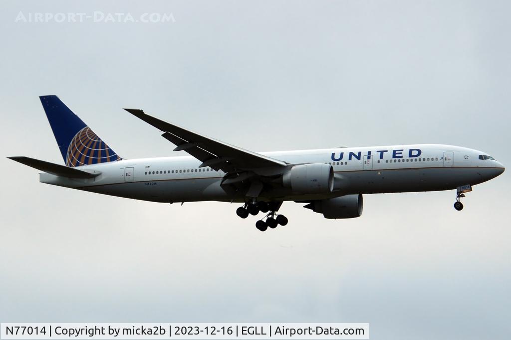 N77014, 1999 Boeing 777-224 C/N 29862, Landing