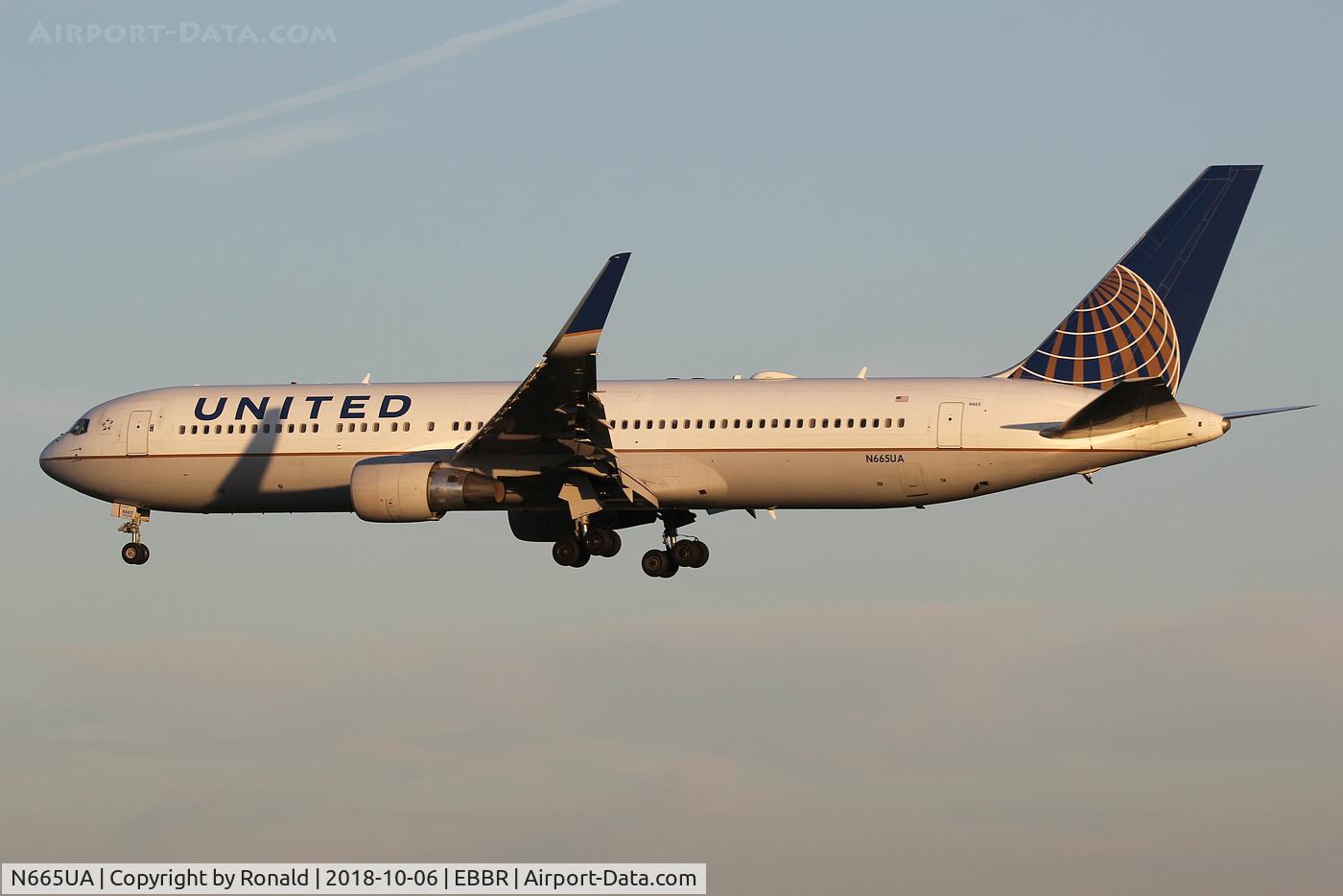 N665UA, 1998 Boeing 767-322 C/N 29237, at bru