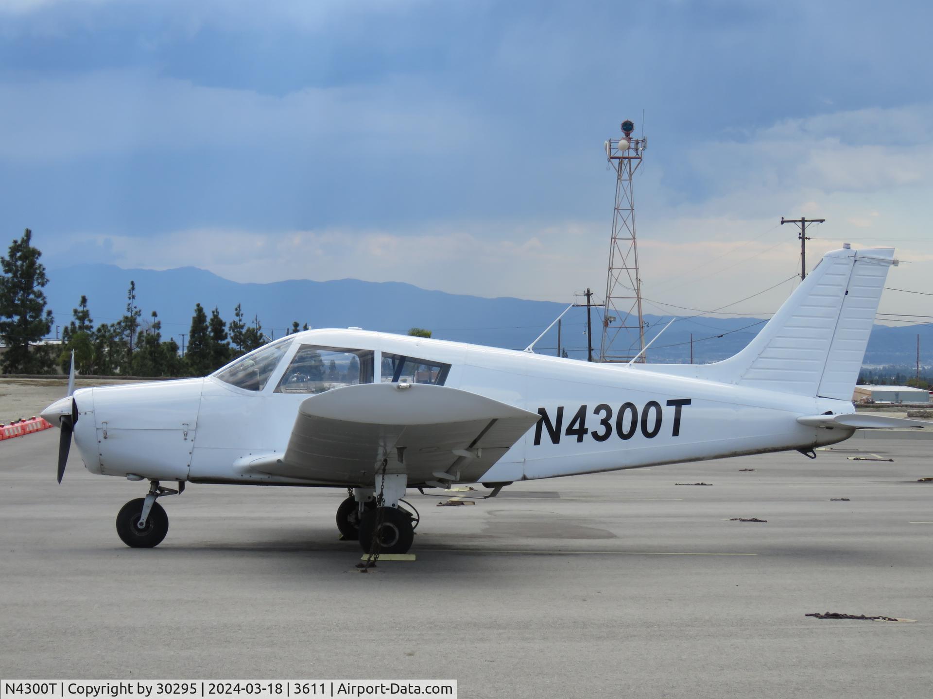 N4300T, 1971 Piper PA-28-140 C/N 28-7225128, Parked