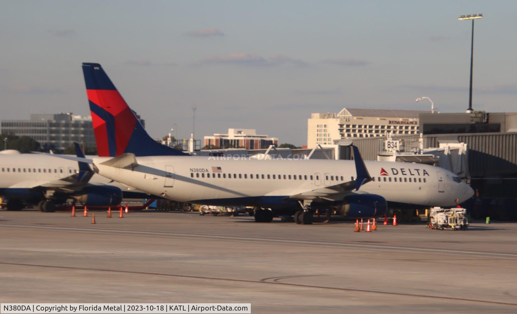 N380DA, 1999 Boeing 737-832 C/N 30266, DAL 738 zx
