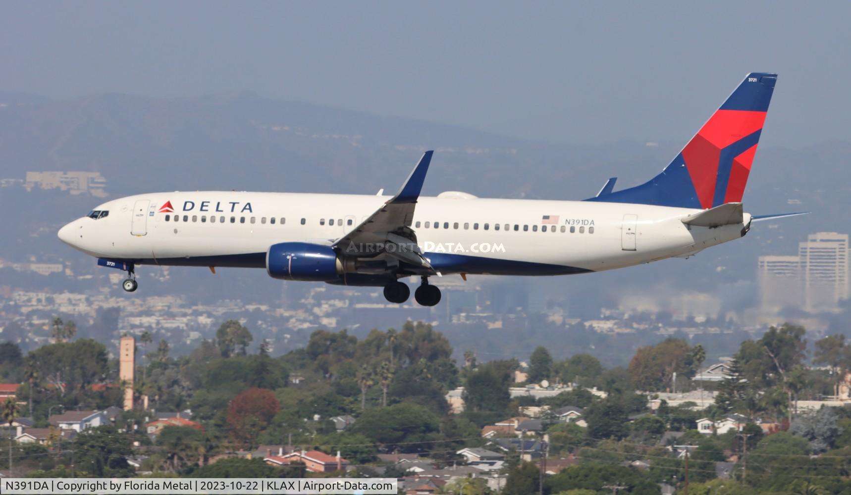 N391DA, 2000 Boeing 737-832 C/N 30560, DAL 738 zx PDX-LAX