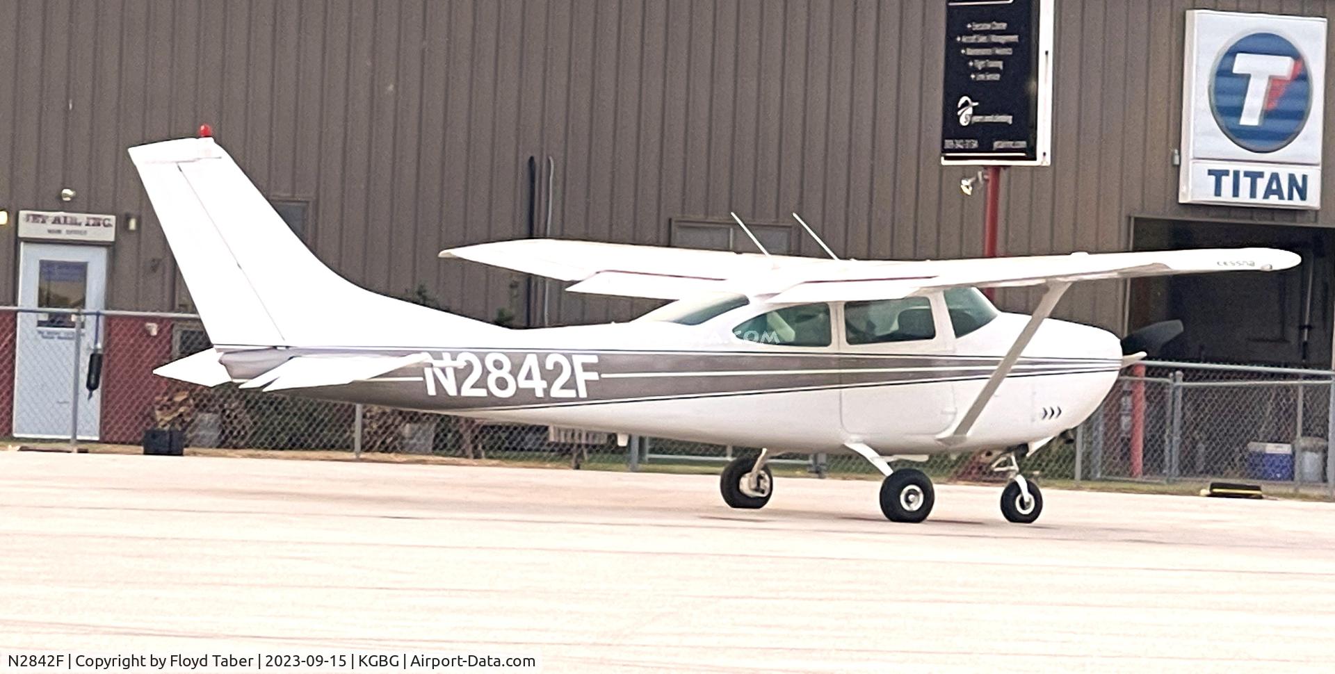 N2842F, 1966 Cessna 182J Skylane C/N 18256942, Galesburg on the ramp