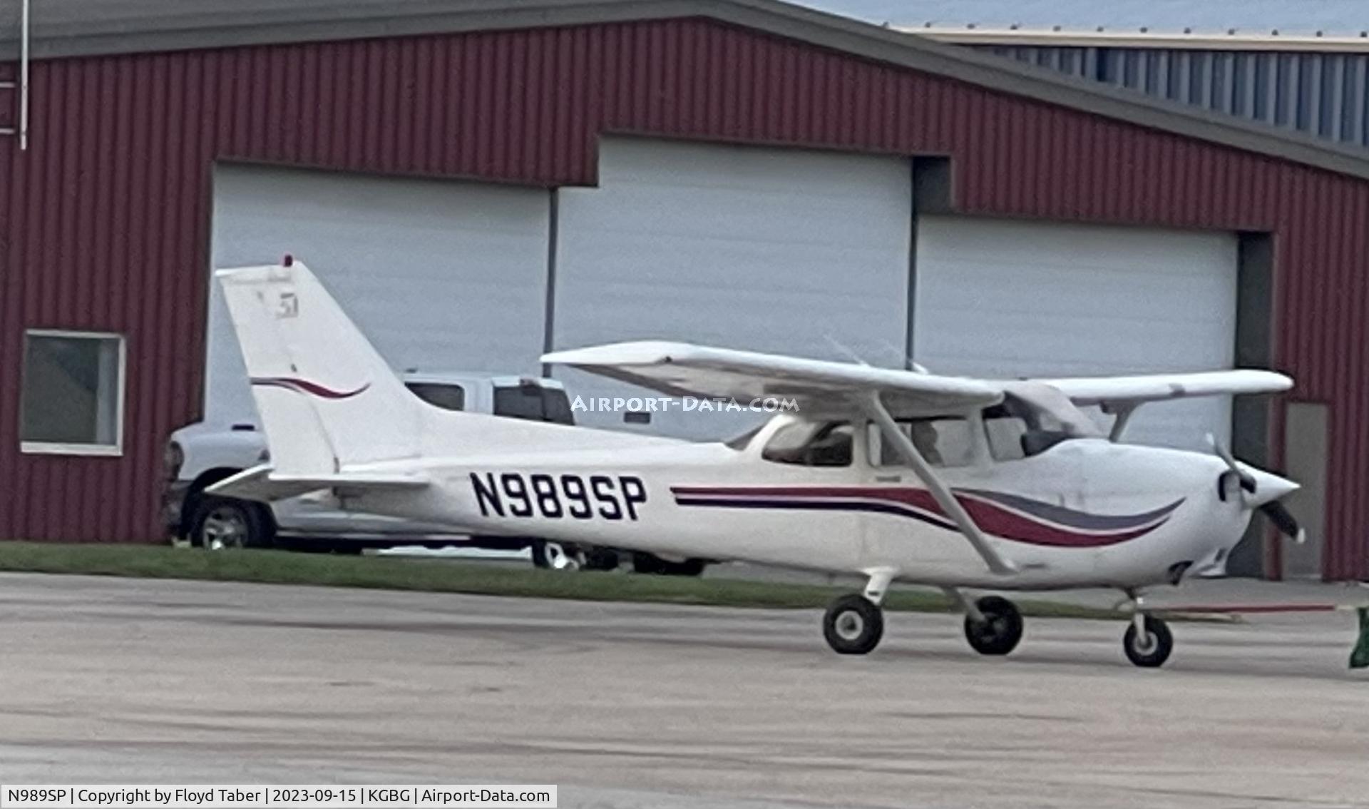 N989SP, 1999 Cessna 172S C/N 172S8210, On the ramp at Galesburg Illinois