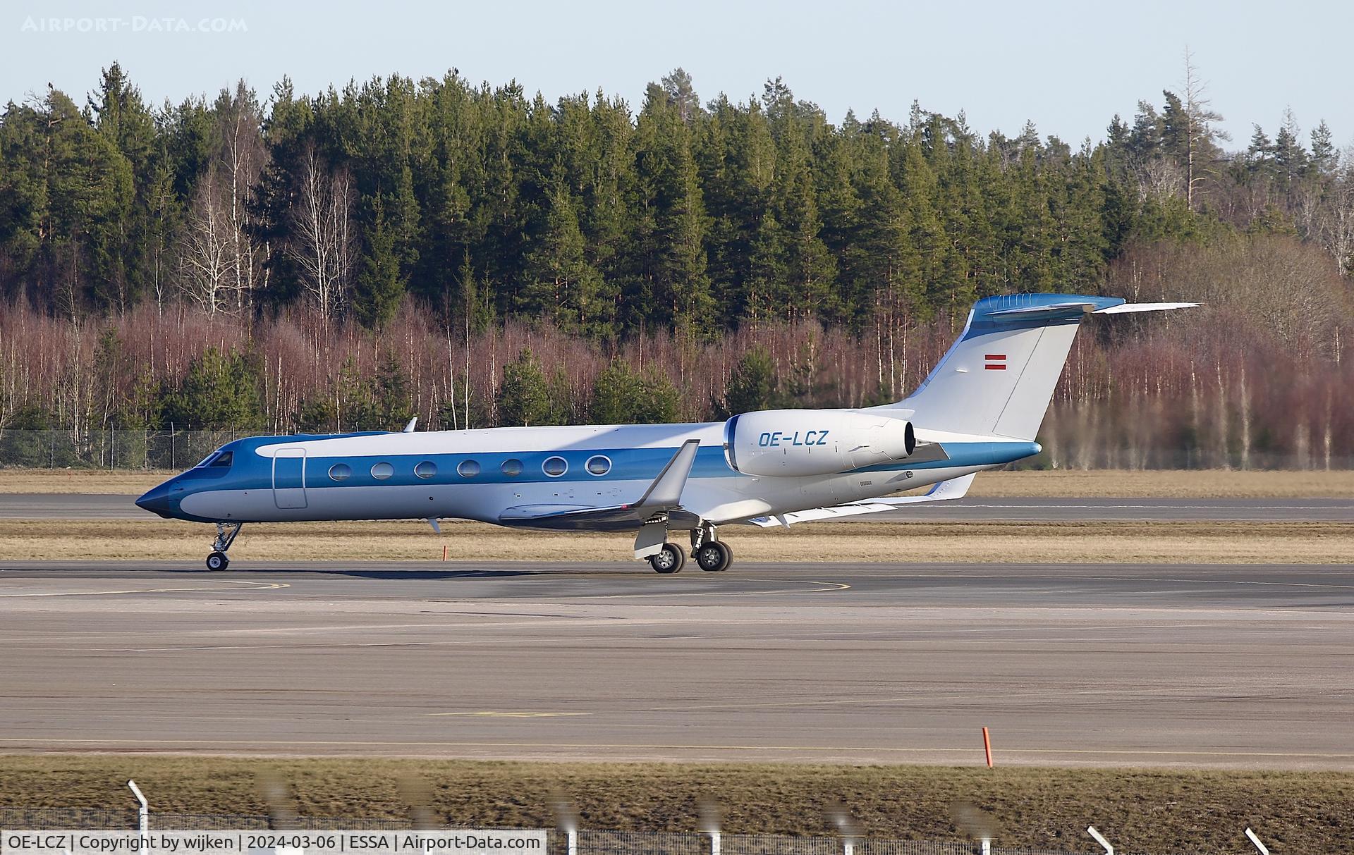 OE-LCZ, 2017 Gulfstream Aerospace GV-SP (G550) C/N 5562, TWY W