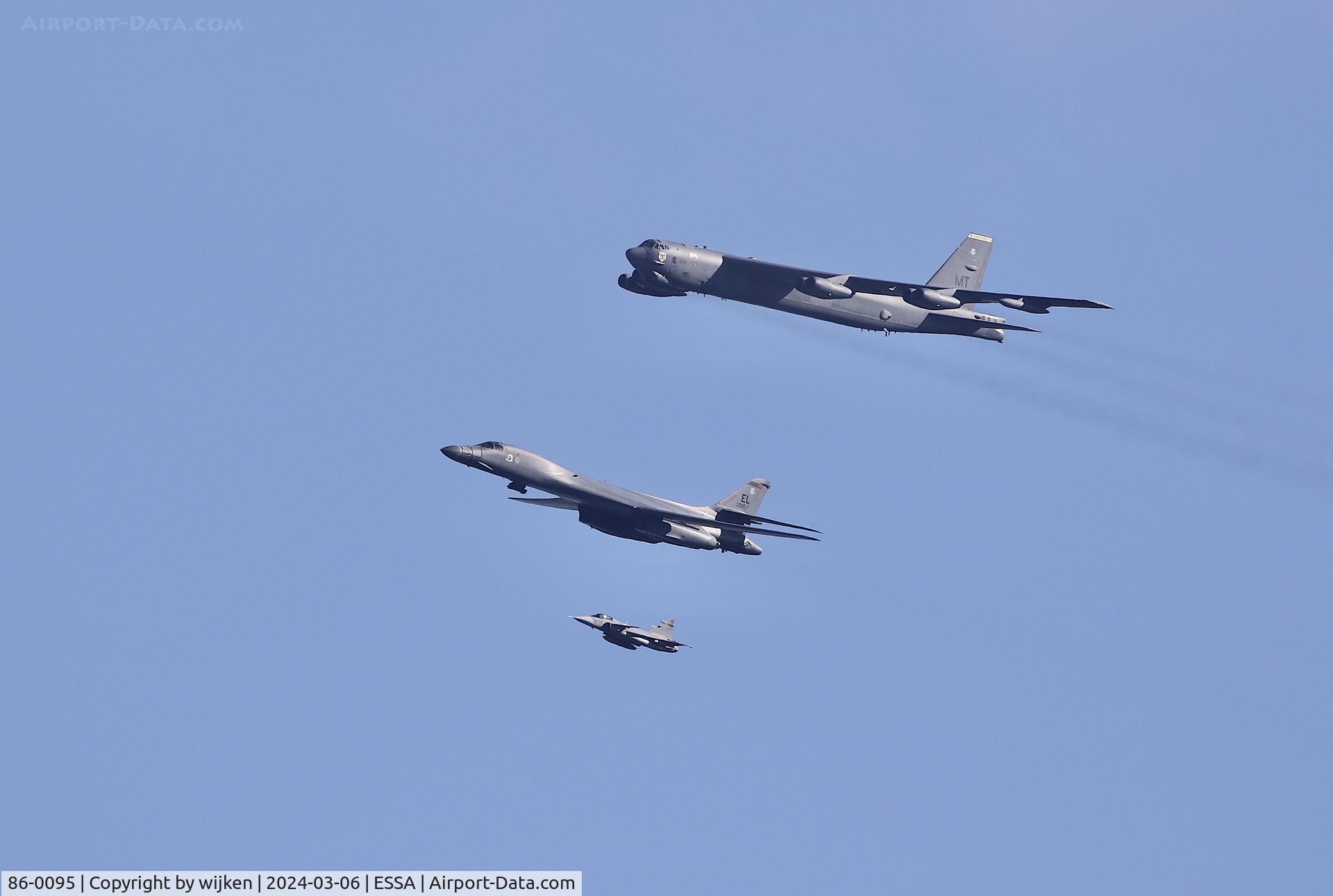 86-0095, 1986 Rockwell B-1B Lancer C/N 55, Passing ESSA/ARN