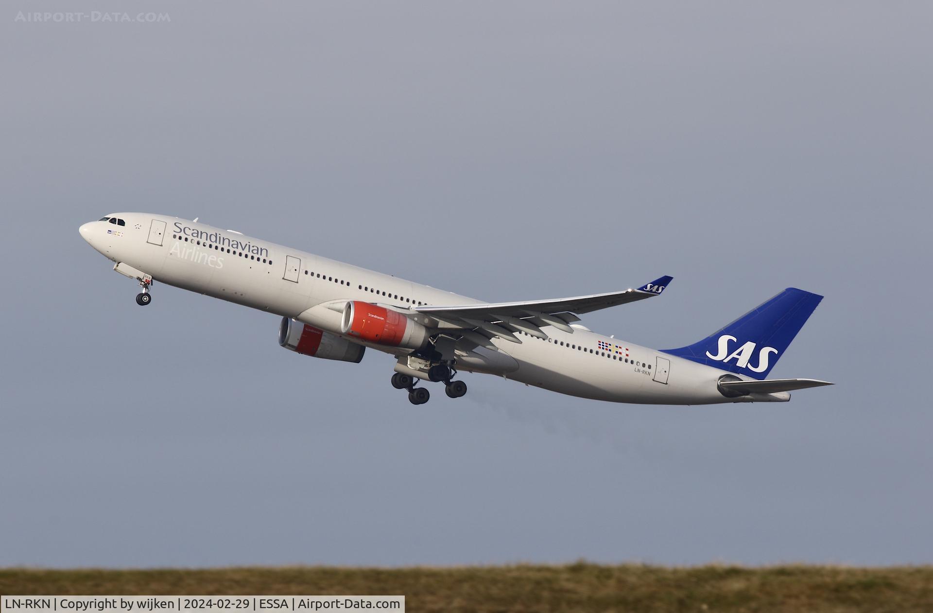 LN-RKN, 2003 Airbus A330-343X C/N 568, RWY 19R