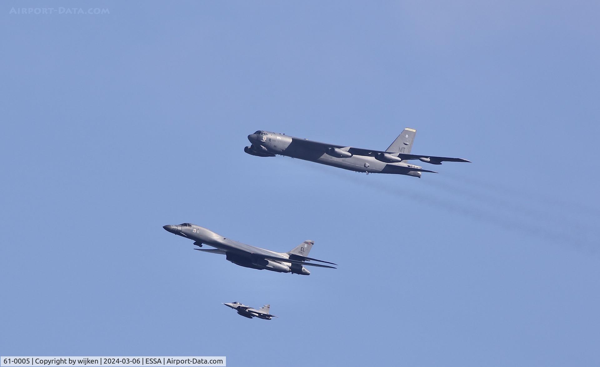 61-0005, 1961 Boeing B-52H Stratofortress C/N 464432, Passing ESSA/ARN