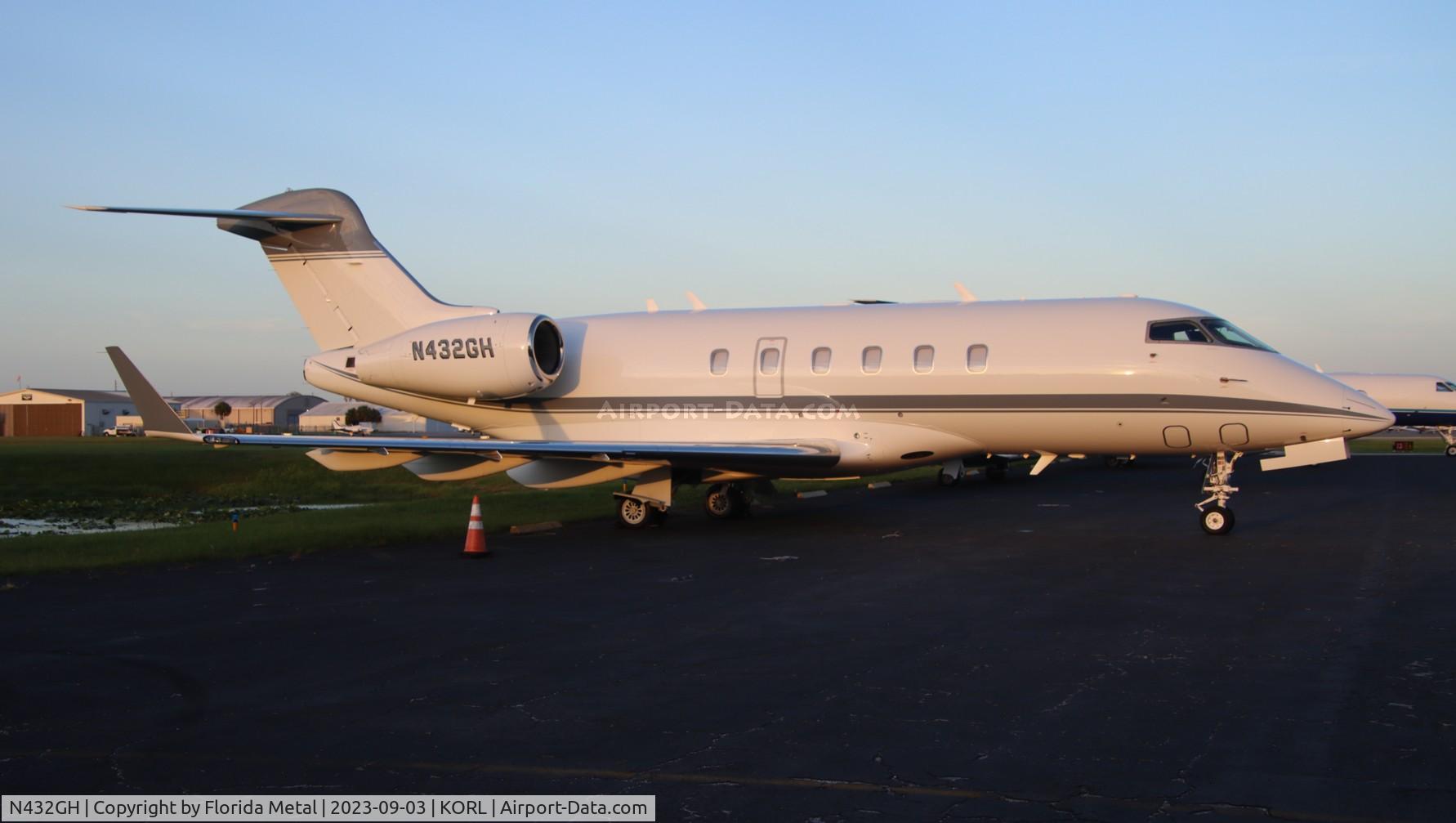 N432GH, 2013 Bombardier BD-100-1A10 C/N 20432, Challenger 300 zx