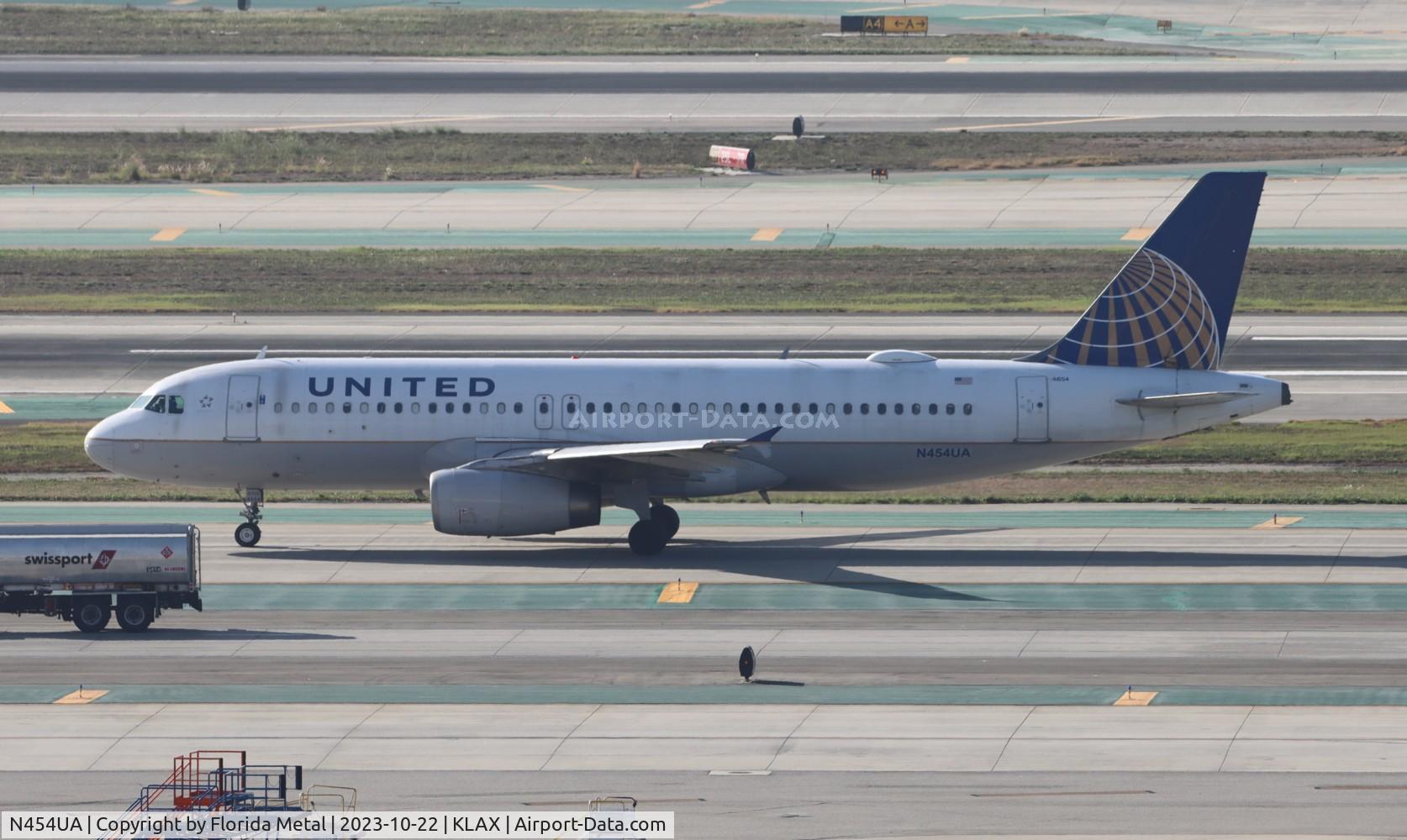 N454UA, 1999 Airbus A320-232 C/N 1104, UAL A320 oc zx LAX-MMSD
