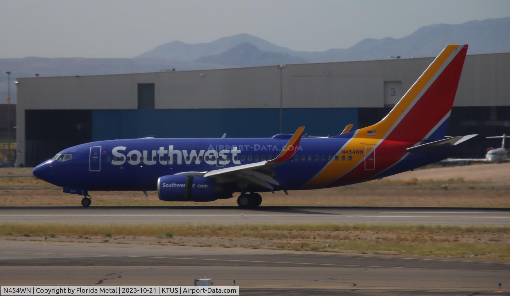 N454WN, 2004 Boeing 737-7H4 C/N 29851, SWA 737 nc zx MDW-TUS