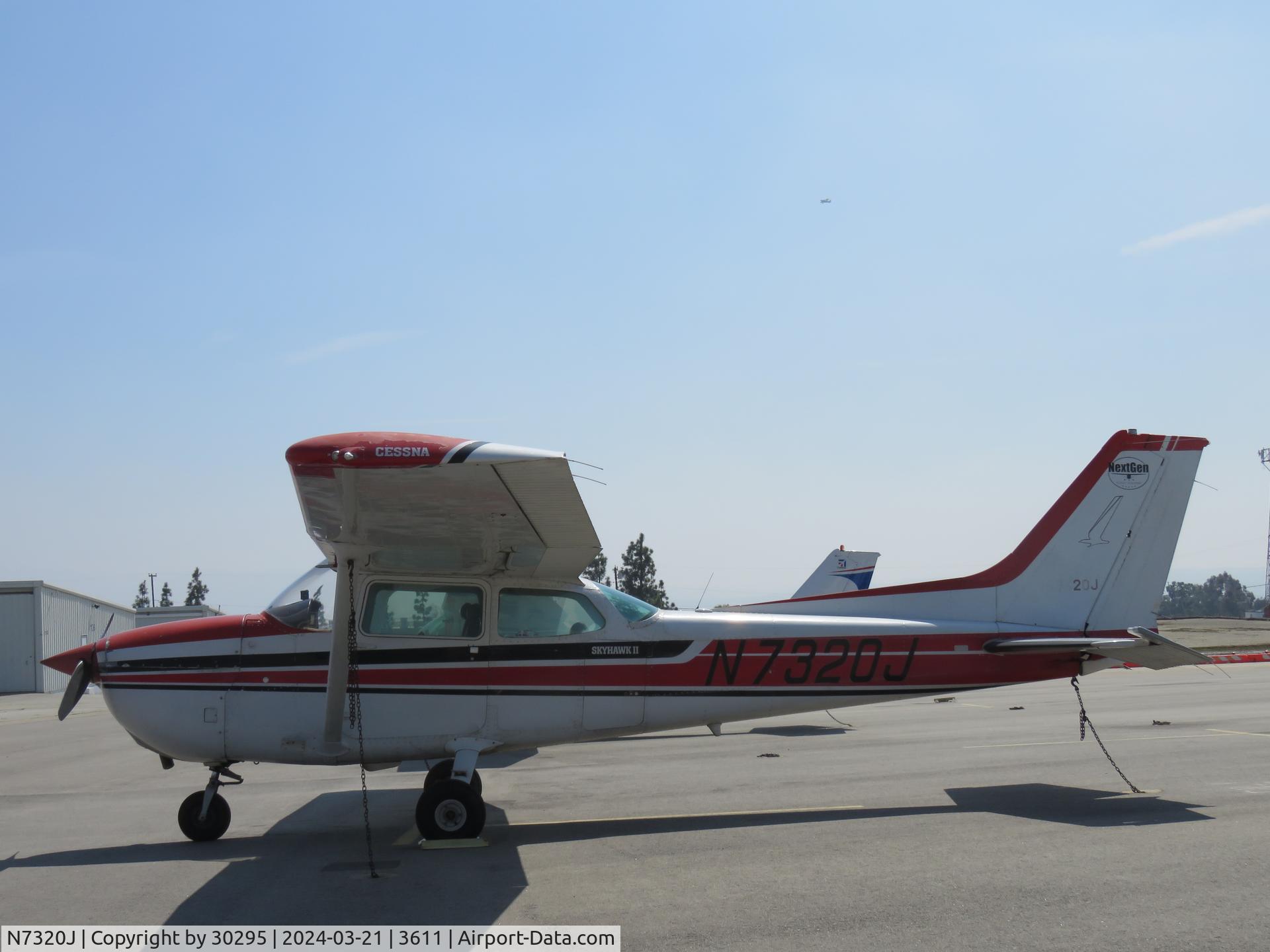 N7320J, 1980 Cessna 172N C/N 17273905, Parked