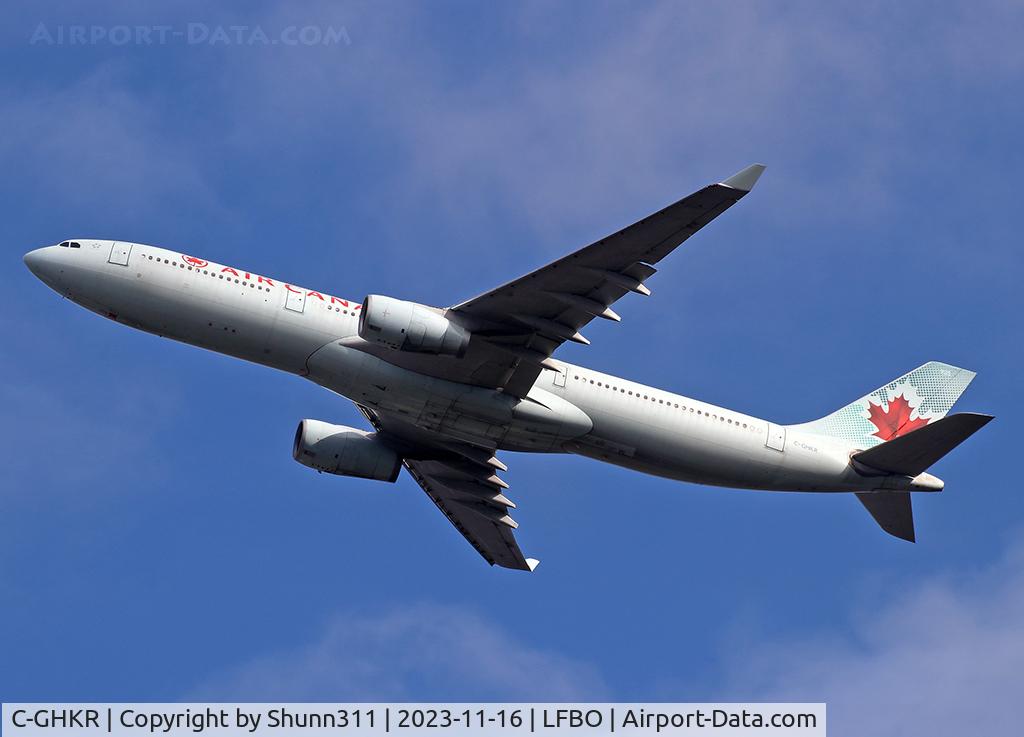 C-GHKR, 2001 Airbus A330-343 C/N 0400, Climbing after take off from rwy 32R... old c/s