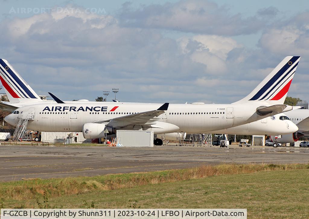 F-GZCB, 2001 Airbus A330-203 C/N 443, Parked at Air France facility for maintenance... new c/s