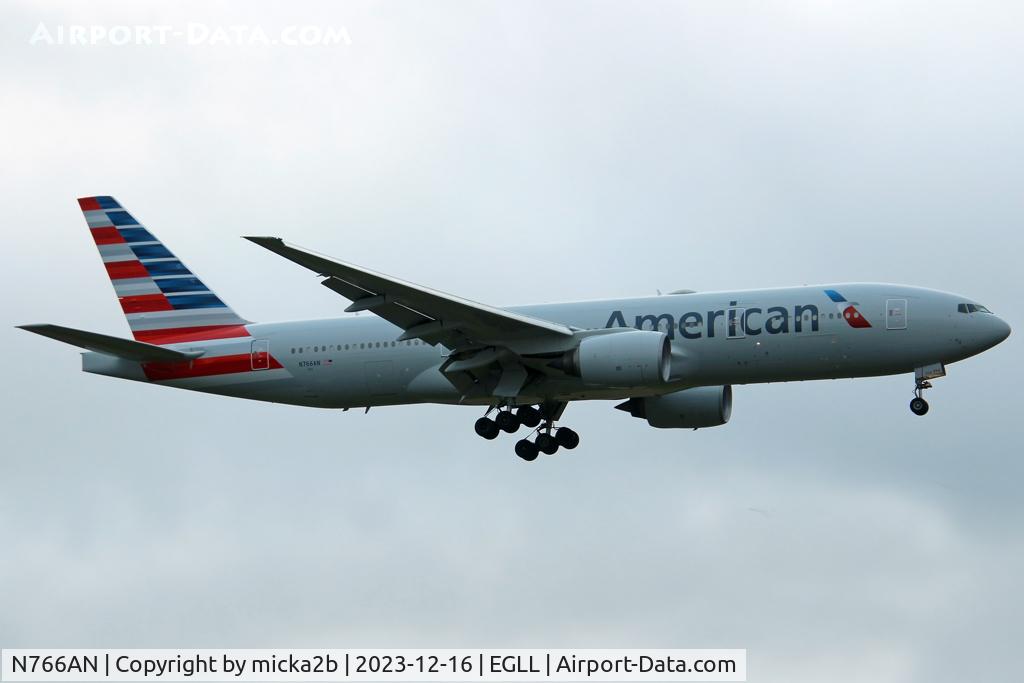 N766AN, 2003 Boeing 777-223/ER C/N 32880, New livery