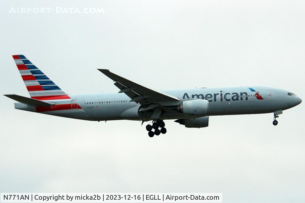 N771AN, 1999 Boeing 777-223 C/N 29579, Landing