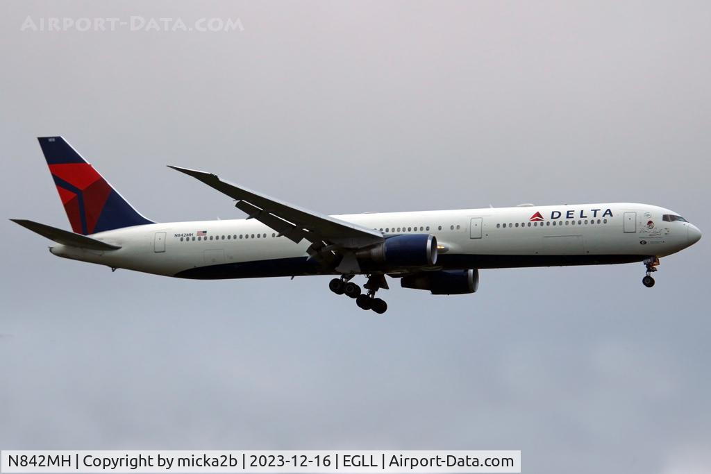 N842MH, 2001 Boeing 767-432/ER C/N 29715, Landing with aditionnal sticker