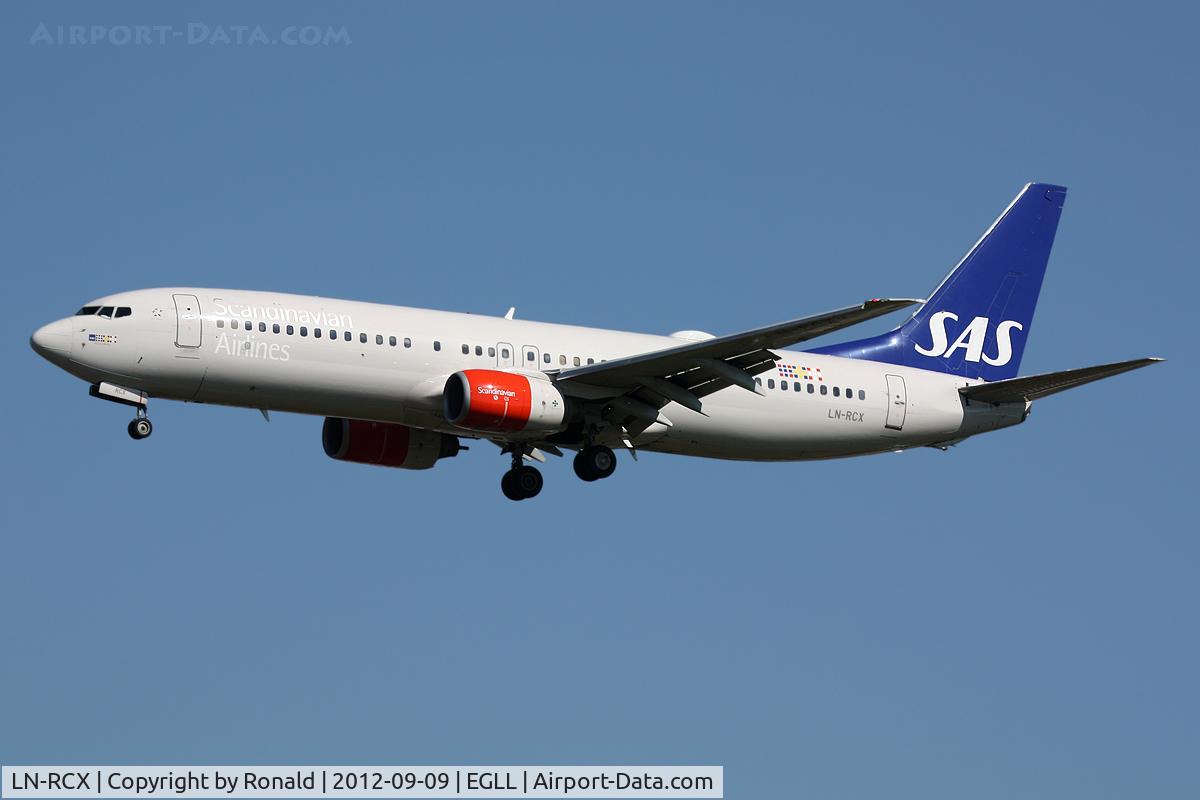 LN-RCX, 2000 Boeing 737-883 C/N 30196, at lhr