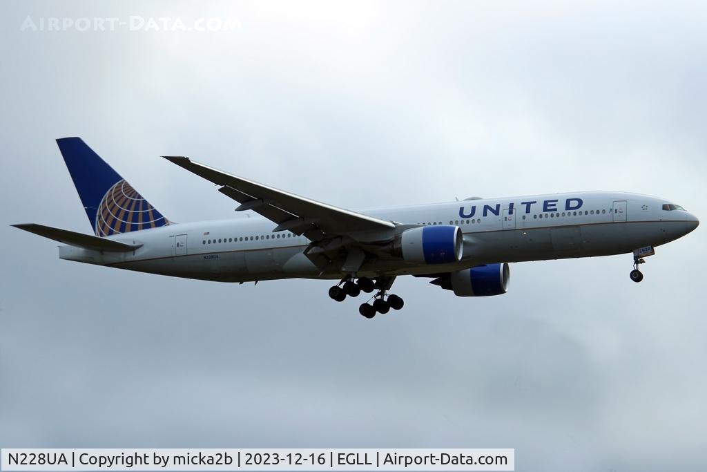N228UA, 2002 Boeing 777-222 C/N 30556, Landing with new livery
