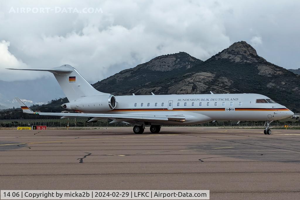14 06, 2019 Bombardier BD-700 Global Express C/N 9863, Taxiing