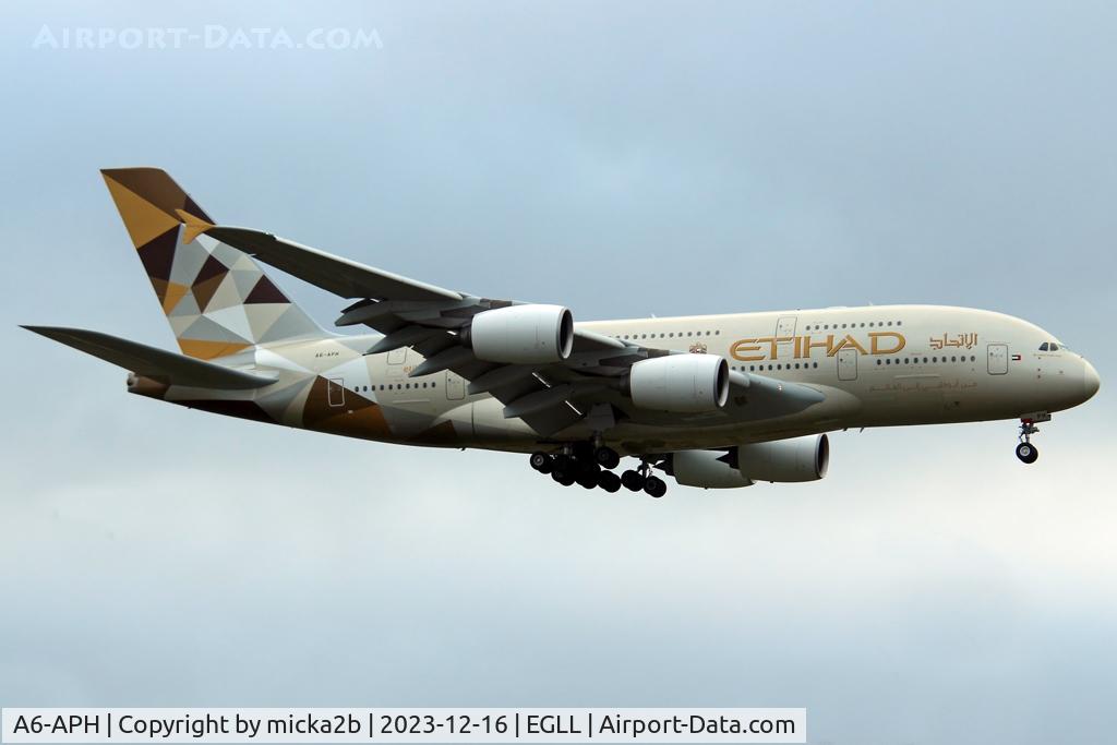 A6-APH, 2015 Airbus A380-861 C/N 199, Landing
