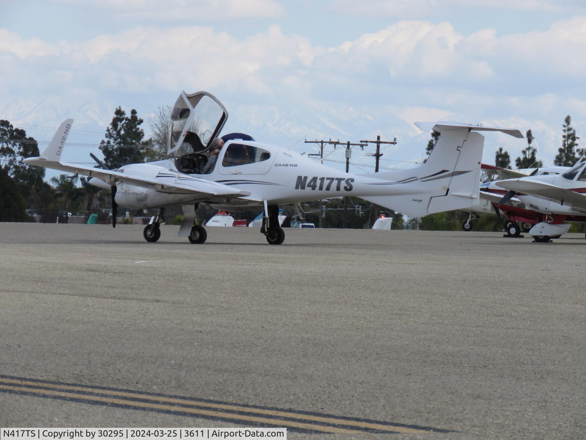 N417TS, 2006 Diamond DA-42 Twin Star C/N 42.AC017, Getting ready to go