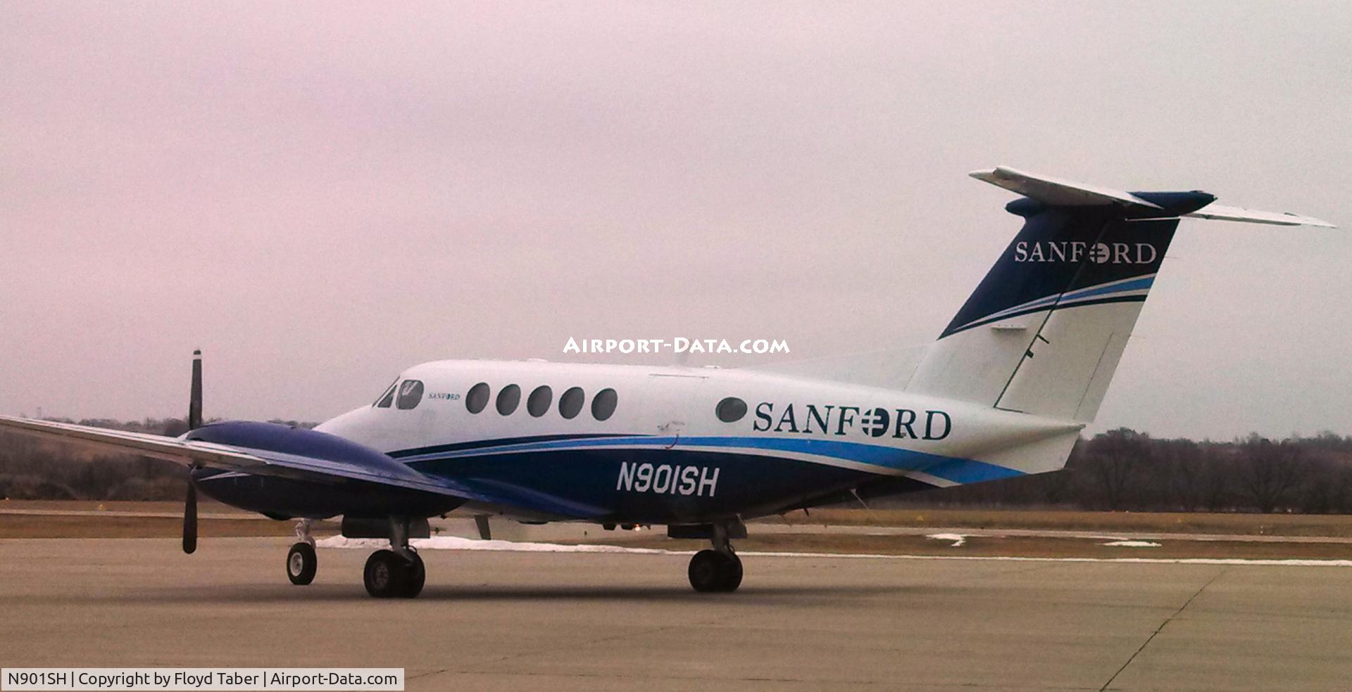 N901SH, 1995 Beech B200 King Air C/N BB-1514, On the ramp