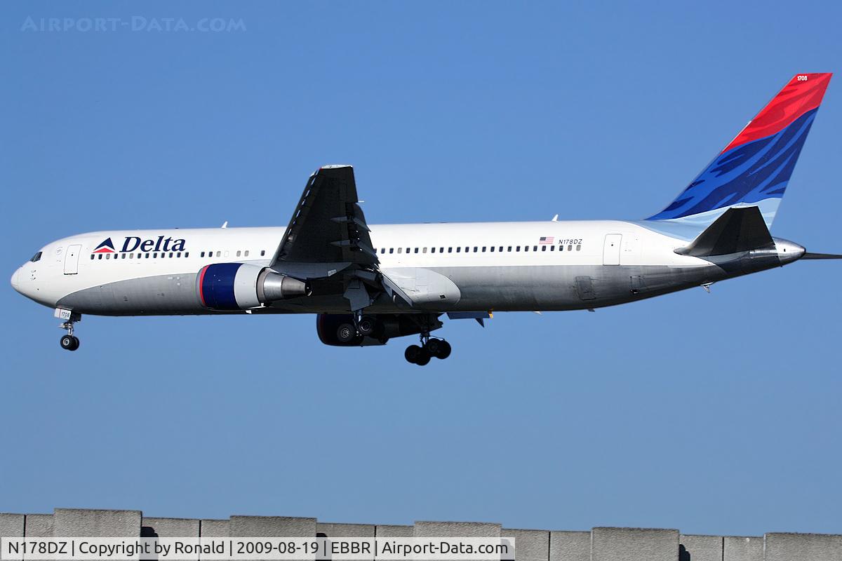N178DZ, 2000 Boeing 767-332/ER C/N 30596, at ebbr