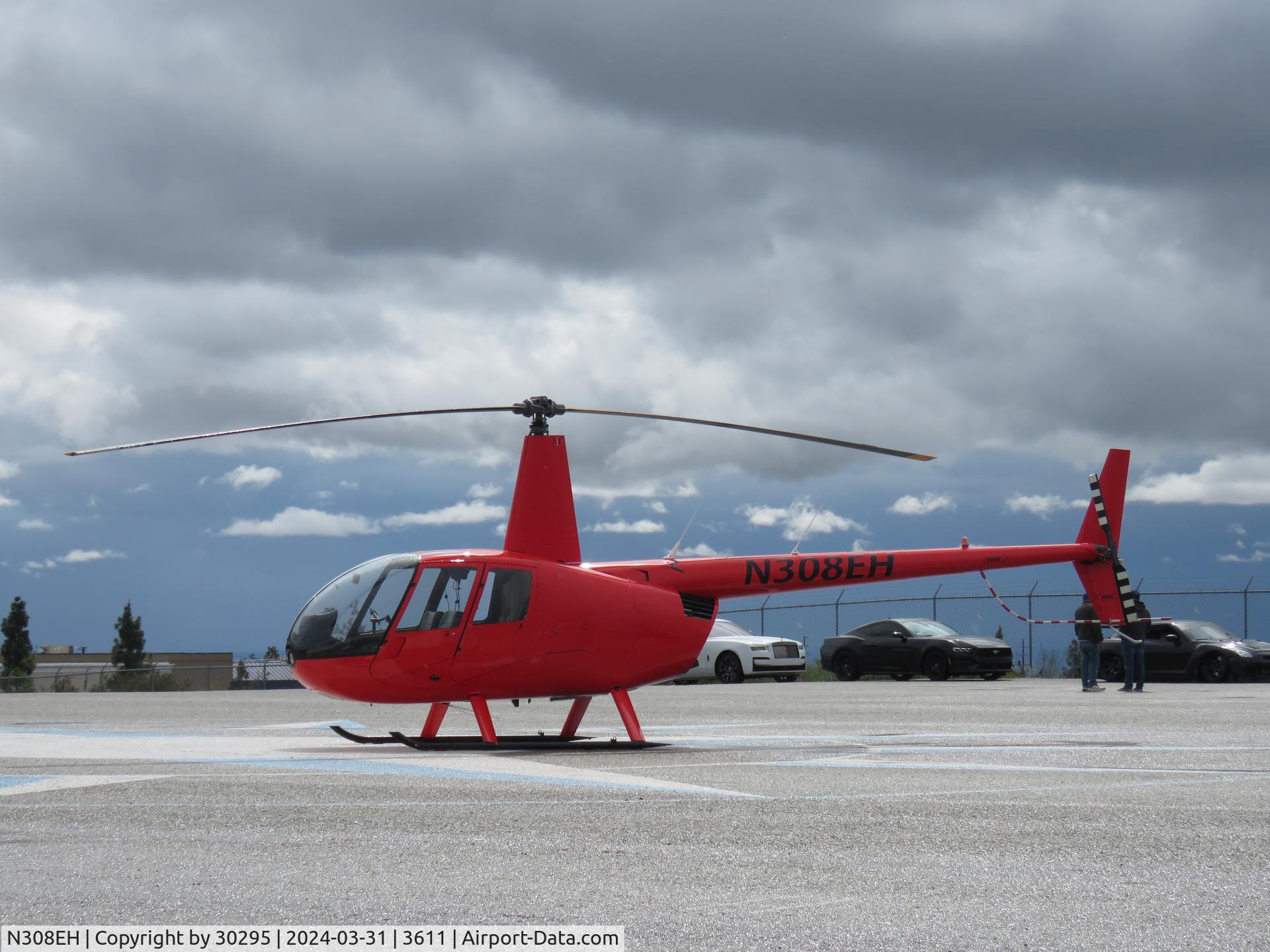 N308EH, 2002 Robinson R44 C/N 1153, Getting ready for a picture shoot