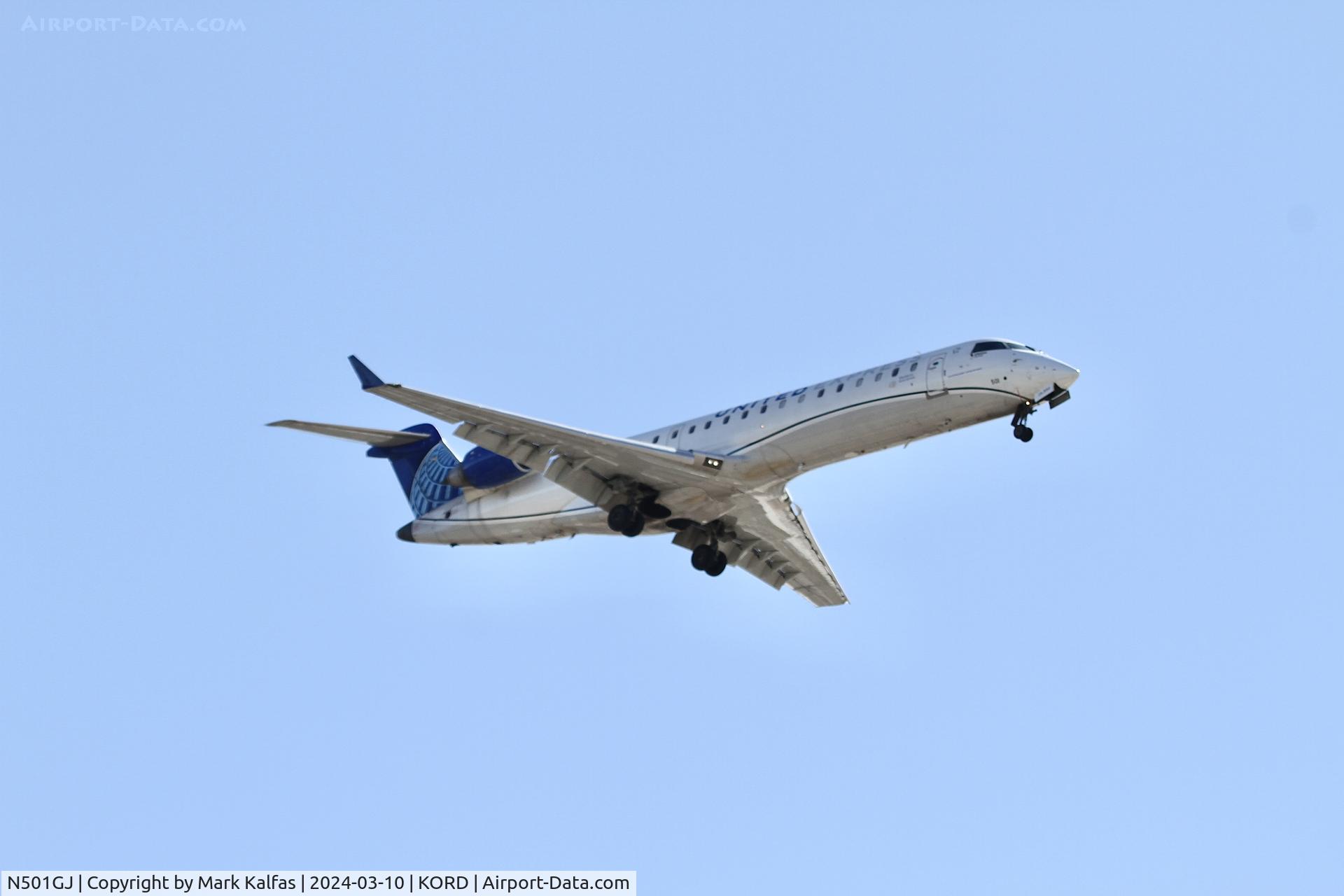 N501GJ, 2001 Bombardier CRJ-550 (CL-600-2C11) C/N 10005, CRJ7 GoJet/United Express Bombardier CRJ-550, CL-600-2C10, N501GJ GJS4458 MDT-ORD