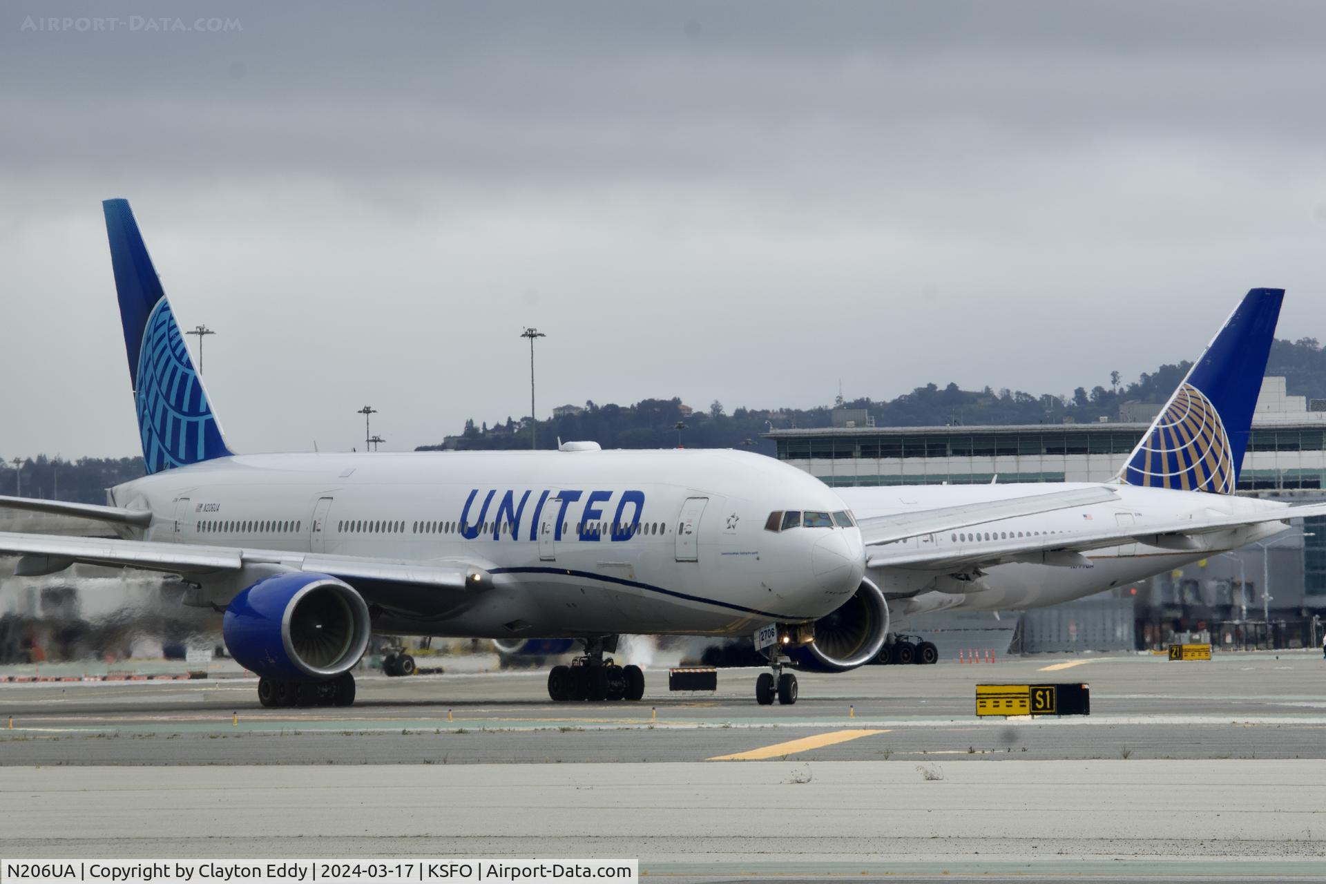 N206UA, 1999 Boeing 777-222/ER C/N 30212, SFO 2024.
