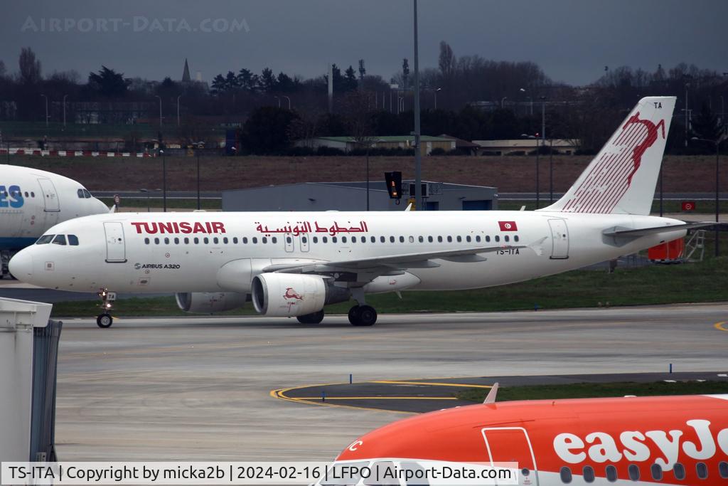 TS-ITA, 2010 Airbus A320-214 C/N 4502, Taxiing