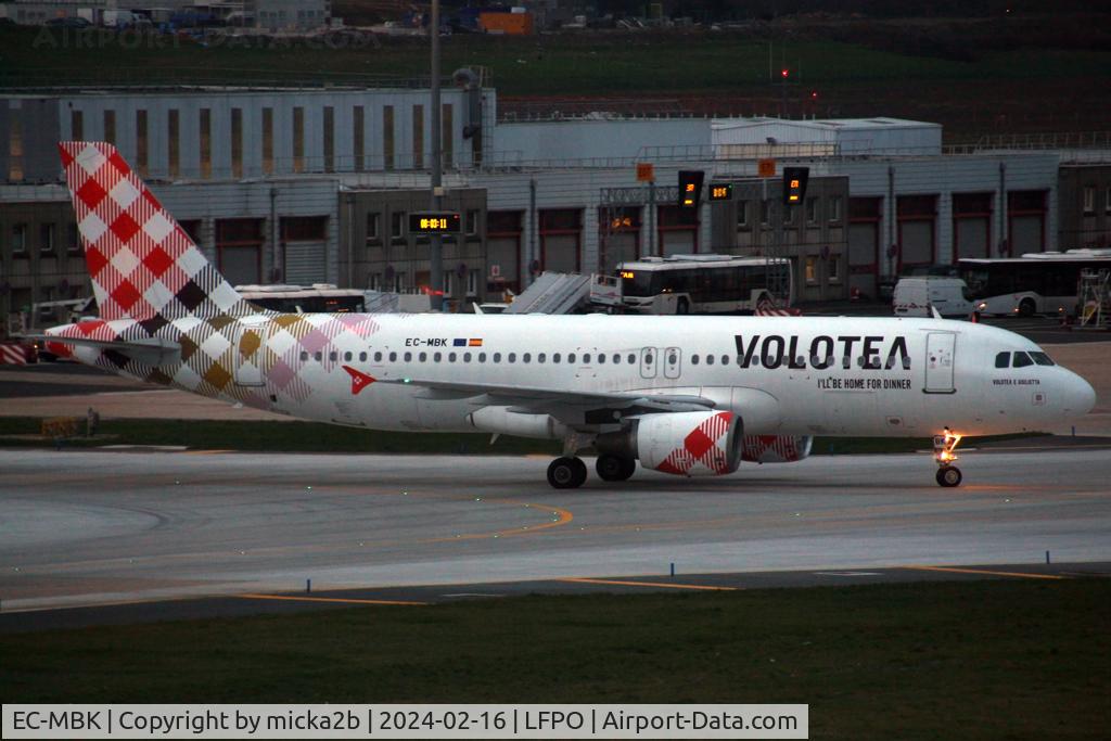 EC-MBK, 2006 Airbus A320-214 C/N 2658, Taxiing