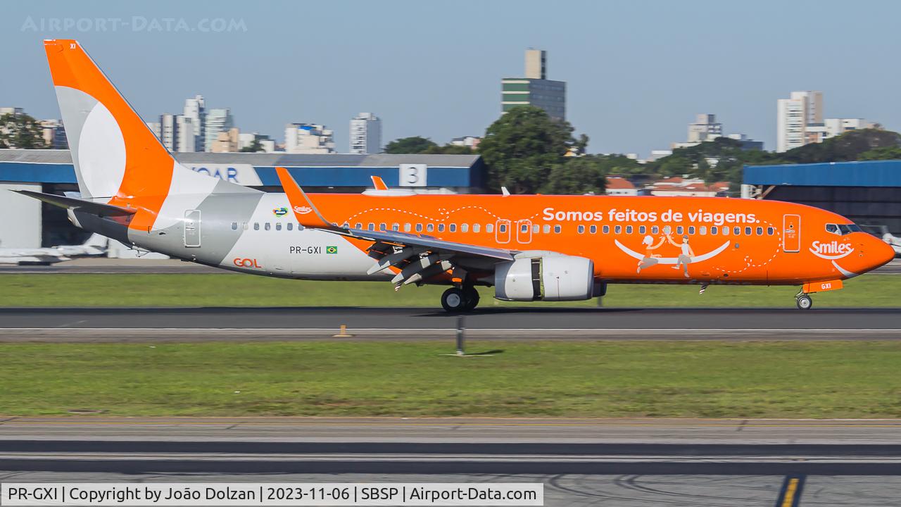 PR-GXI, 2013 Boeing 737-8EH C/N 39622, Wearing a special livery promoting the Smile program.