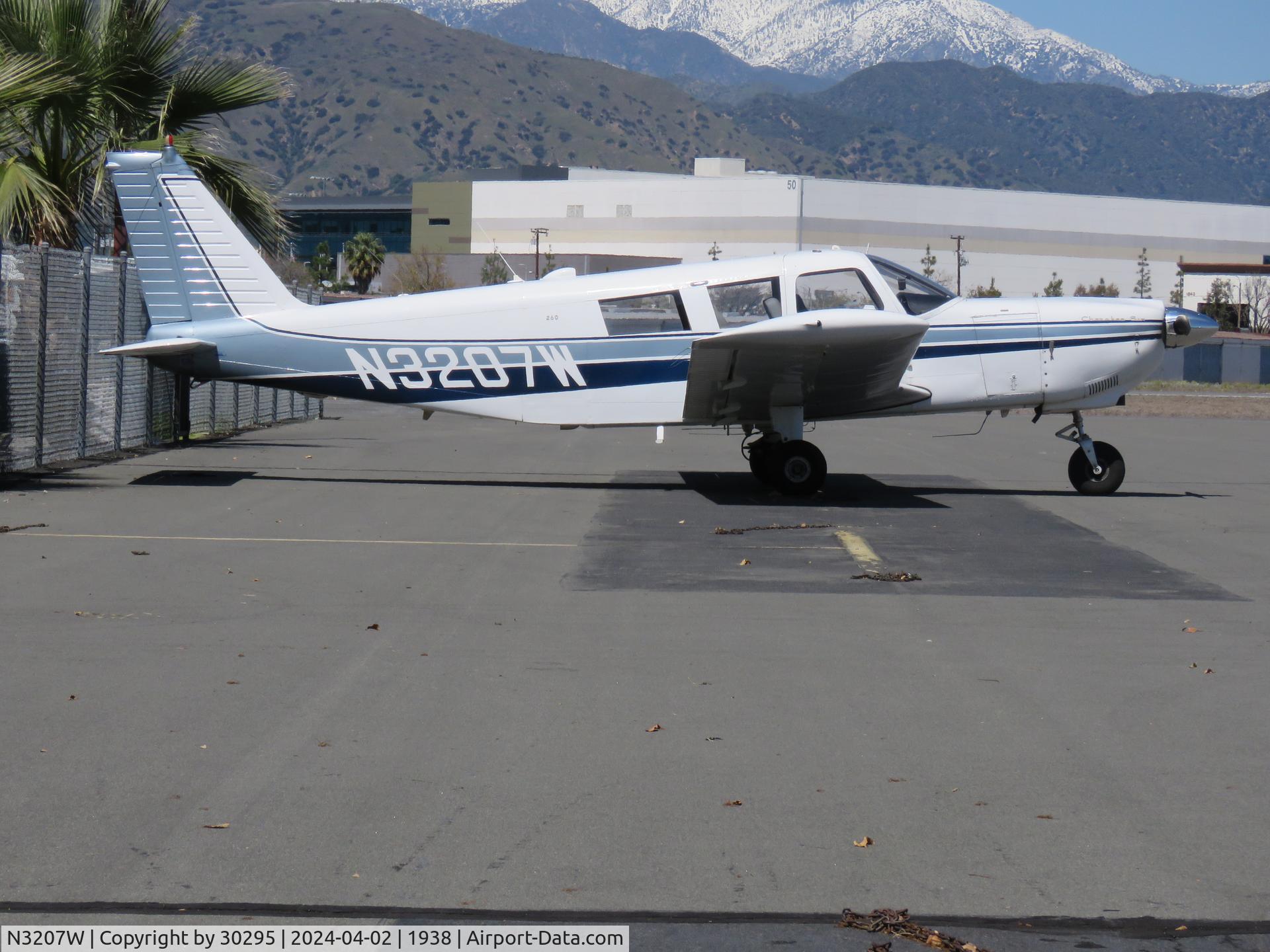 N3207W, 1965 Piper PA-32-260 Cherokee Six C/N 32-7, Parked
