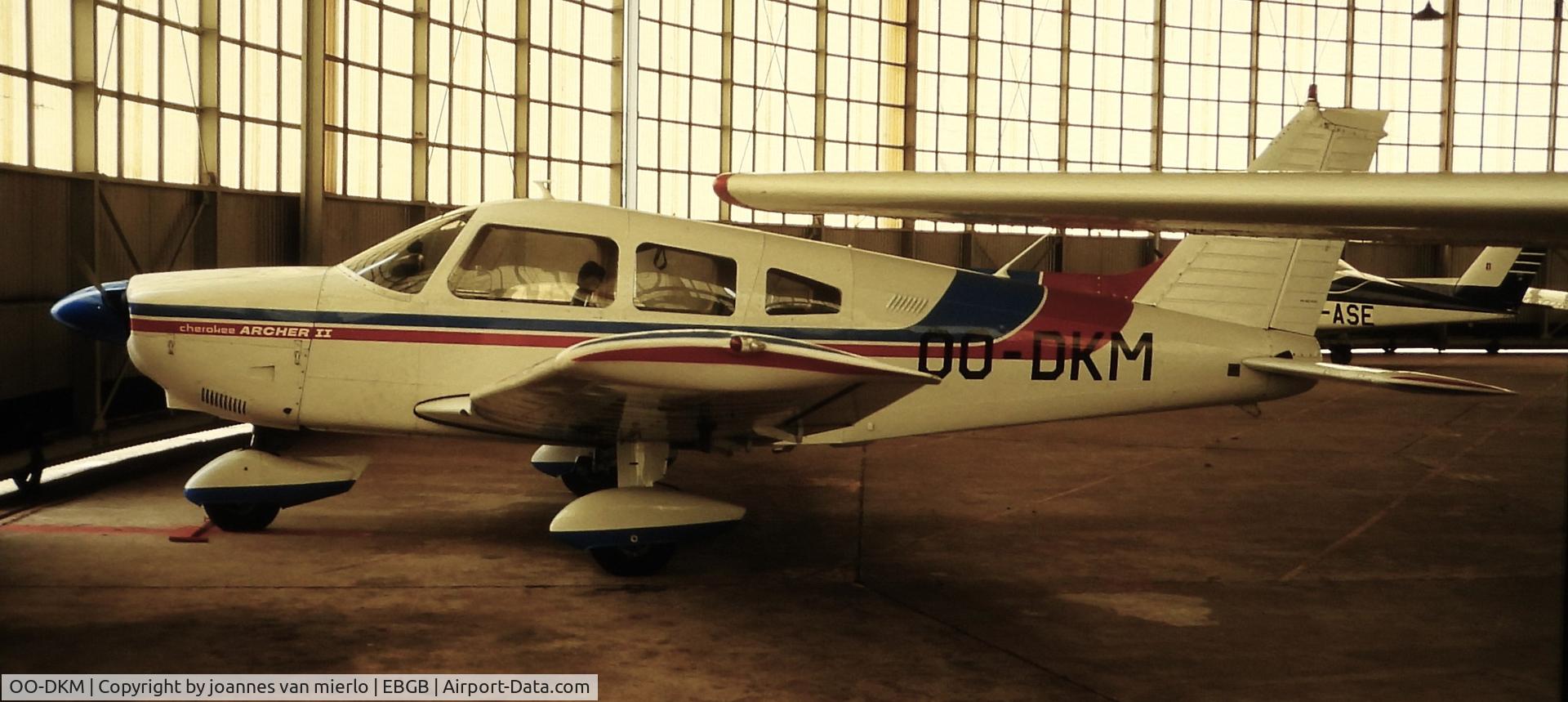 OO-DKM, 1988 Piper PA-28-181 C/N 28-7690296, ex-slide