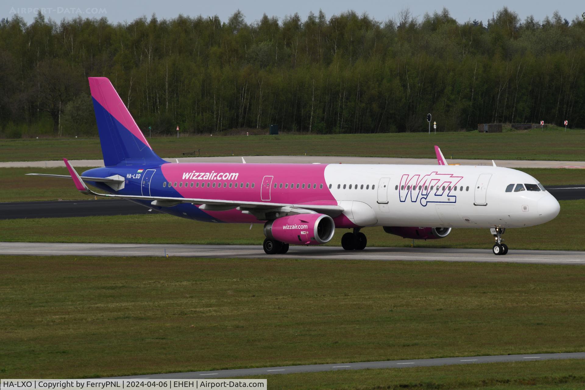 HA-LXO, 2017 Airbus A321-231 C/N 7562, Wizz Air A321 taxying to its parking spot