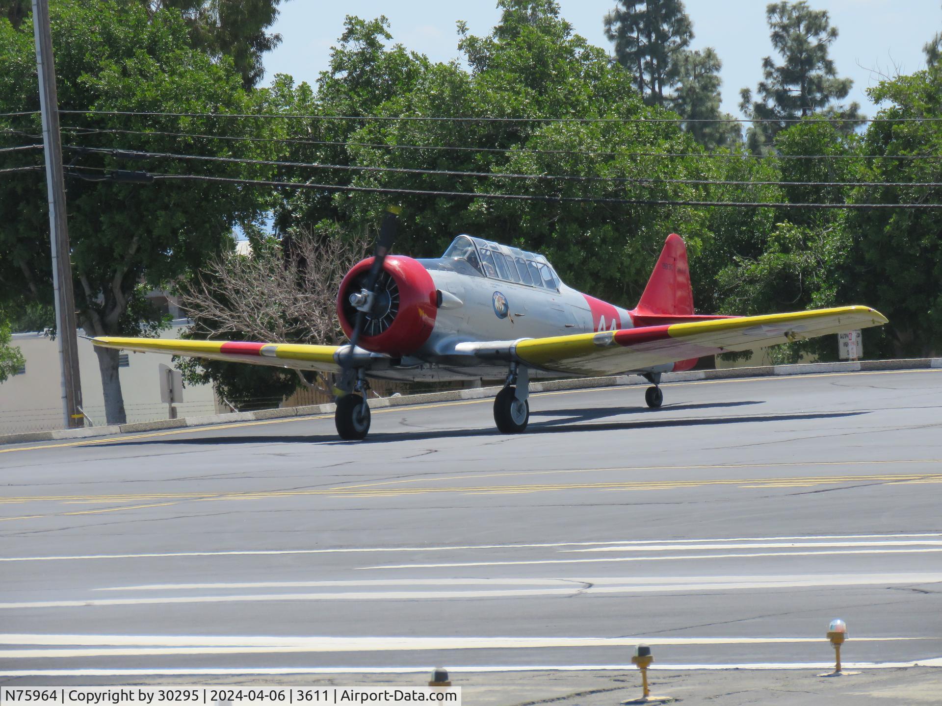 N75964, 1943 North American SNJ-4 Texan C/N 88-9830, Waiting