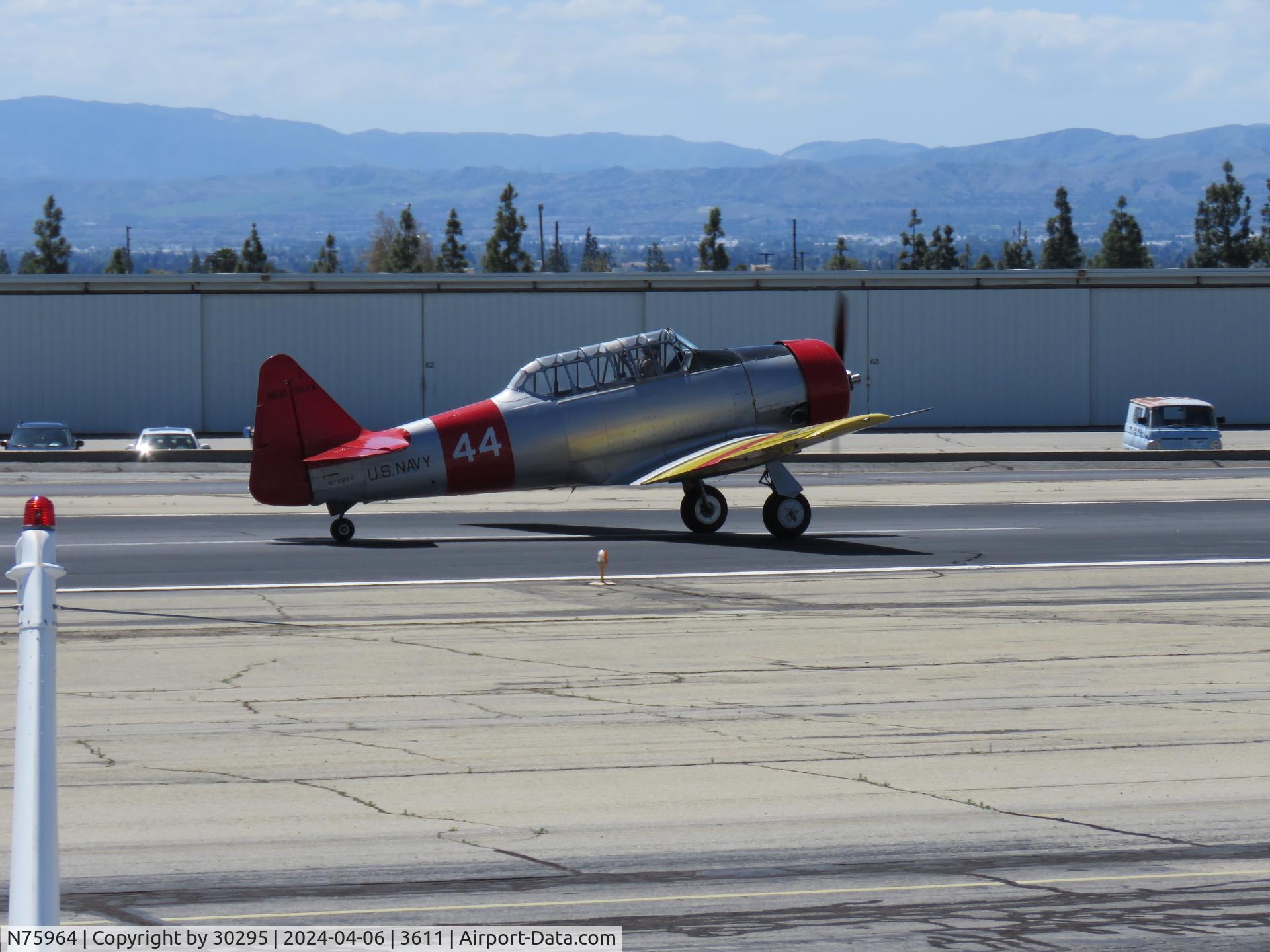 N75964, 1943 North American SNJ-4 Texan C/N 88-9830, Taking off