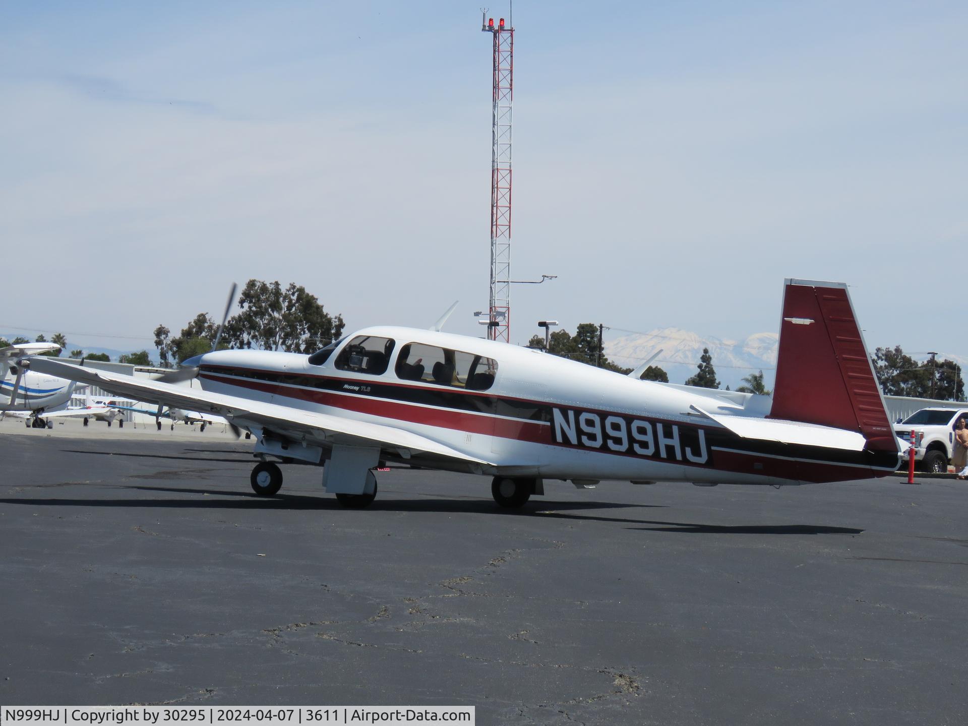 N999HJ, 1989 Mooney M20M Bravo C/N 27-0018, Parked