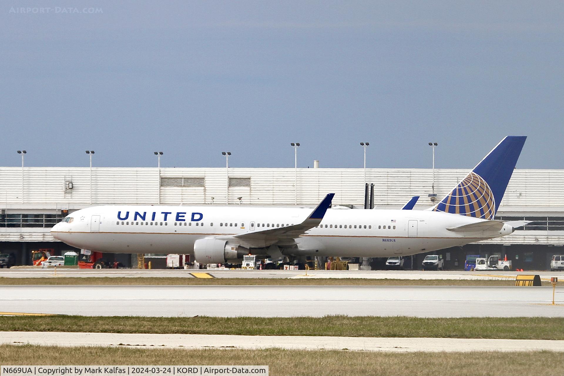 N669UA, 1999 Boeing 767-322 C/N 30025, B763 United Airlines  Boeing 767-322 N669UA UAL986 LFPG-KORD